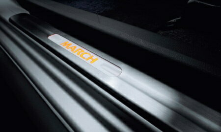 乐天商城 - NISSAN【ニッサン】純正用品 MARCH【マーチ】キッキングプレート（LED・橙色発光1台分） カー用品 車用品 部品 パーツ アクセサリ オプション 【宅配便のみ】