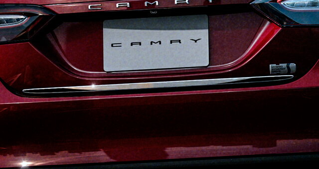 TOYOTA【トヨタ】CAMRY【カムリ】ラゲージロアガーニッシュ（メッキ）AXVH70 純正 用品 部品 パーツ アクセサリ オプション【宅配便 大サイズ】