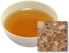 杜仲茶100% 杜仲茶 トチュウ科の落葉高木、杜仲の木の葉のお茶。 乾燥した葉を茶のように煎じて飲みます。 グッダベルニカ、ゲニボシド酸などの成分が 含まれています。 杜仲の葉は、カルシウム 亜鉛 カリウム 鉄 などのミネラルを豊富に含むほか、 杜仲特有の成分 グッタペルカを含み、健康維持のための飲料として人気があります。 ダイエット茶としても評判です。 最近では、特有成分のゲニポシド酸にも注目が集っています。 ○グッタペルカ 葉、枝、幹皮ともに折ると銀白色の糸をひくことが特徴です。 これがグッタペルカです。 ○ゲニポシド酸 杜仲の固有成分ゲニポシド酸は、いま注目され話題になっています。 当工場で火入れ焙煎 選別加工しております。 賞味期限 商品発送日より2年間 名称 杜仲茶 原材料名 杜仲茶 内容量 500g 賞味期限 商品発送日より2年間 保存方法 高温多湿を避け、移り香りにご注意下さい 原産国名 中国 検査 輸入時に残留農薬検査をしております 販売者 丸中製茶有限会社 三重県度会郡度会町棚橋1393-1 製造者 丸中製茶　代表者　中村喜彦 三重県度会郡度会町棚橋1393-1