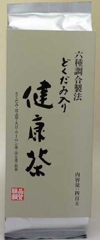 どくだみ入り健康茶400g ティーパックではありません。6種類混合のリーフのお茶です。 土びん又はやかんで、煮出すタイプの健康茶です。 どくだみ茶に、はぶ茶 豆茶 ウーロン茶 ハト麦 浜茶を調和良くブレンド。 名称 どくだみ入り健康茶 原材料名 大豆（アメリカ） はぶ茶 ウーロン茶 はと麦 浜茶 どくだみ 内容量 400g 賞味期限 別途商品に記載 保存方法 高温多湿を避け、移り香りにご注意下さい 原産国名 アメリカ、インド、中国ほか 販売者 丸中製茶有限会社 三重県度会郡度会町棚橋1393-1 製造者 株式会社丸菱 岡山県新見市大佐小阪部1421