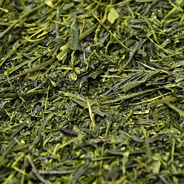 伊勢茶 煎茶 度会（わたらい） お茶の品種（やぶきた）の新芽を摘んで収穫し、 当園の小型工場で製造した機械摘み煎茶の最高級品。 煎茶の品評会に出品されるお茶でお茶屋さんでも なかなか手に入らない幻のお茶です。 賞味期限 商品発送日より1年間 名称 伊勢茶 度会 原材料名 茶 原料原産地 三重県 内容量 100g 賞味期限 商品発送日より1年間 保存方法 高温多湿を避け、移り香りにご注意下さい 原産国名 日本 販売者 丸中製茶有限会社 三重県度会郡度会町棚橋1393-1 製造者 丸中製茶　代表者　中村喜彦 三重県度会郡度会町棚橋1393-1