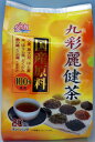 国内産九彩麗健茶パック（10g×20袋入） 九彩麗健茶は国内産100％の原料を厳選し、飲みやすくブレンドしました。 原料は全て国産を使用しております。 大麦、黒大豆、はと麦、米、ほうじ茶、どくだみ、桑の葉、くこの葉、くまざさ の9種類の穀物や野草を焙煎、火入れし いろどりよくブレンドし飲みやすく仕上げました。 無漂白ペーパーを使用しており 急須で飲むタイプのティーバッグです。 急須（1回につき1個）またはヤカン（1リットルで1個）でお飲み下さい。 名称 9種配合茶ティーバッグ 原材料名 大麦 黒大豆 （遺伝子組み換えでない） はと麦 米 ほうじ茶 どくだみ 桑の葉 くこの葉 くまざさ 原料原産地 日本 内容量 200g (10g x 20袋） 賞味期限 別途商品に記載 保存方法 直射日光、高温多湿を避けて保存してください 販売者 丸中製茶有限会社 三重県度会郡度会町棚橋1393-1 製造者 三栄興産株式会社 佐賀県唐津市相知町相知2635-1