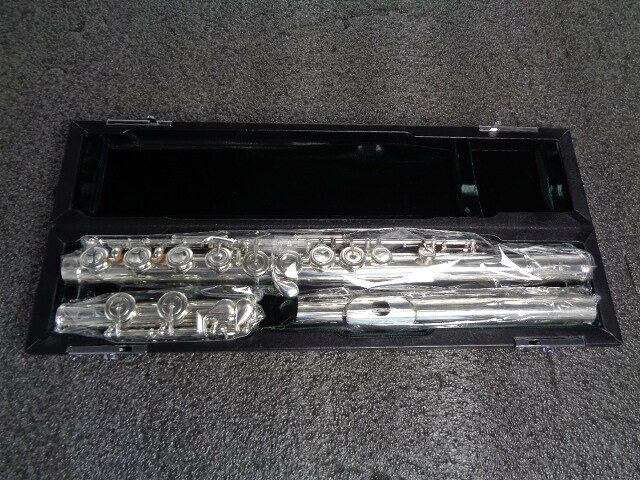 新入荷　パール　フルート　Cantabile 8800E リユース品 人気のパール　フルート　Cantabile 8800E リユース品が入荷しました。 パール　フルート　Cantabile 8800E リユース品 ハンドメイドマエスタの資質を受け継ぎ、総銀製フルートの持ち味を存分に引き出した人気の高いモデル、カンタービレマエスタの資質を受け継ぎ、シルバー素材の持つ深みのある音色に加え、吹きやすさと総銀製ならではの優雅な響きを備えたフルートです。フルーティストが求めるエッセンスを余すことなく注ぎ込み、お求めやすい総銀製フルートとして、愛され続けています。 カンタービレはAg958(受注生産)とAg925の2つの素材を採用しており、Ag958はAg925よりも銀の純度が高く、抵抗感が増し、より手ごたえのある明るい音色が得られます。Ag925は柔軟で多彩な音色を表現でき、ニュアンス豊かな演奏が可能です。楽器の状態　使用感の少ない個体で気になる傷は有りません。全体調整、管体洗浄、磨き済み。 人気のパール ハンドメイド カバードキイ　Eメカ付き 総銀モデルを考えている方 カバードキイをお探しの方 パールを探している方 こんにちは、店長の伊勢です。パール総銀Cantabile 8800E リユース品が入荷しました。楽器の状態は、新品同様です。1年間の保証も付きますので、安心して使用していただけます。出荷前には点検をして発送しますのでご安心ください。 1