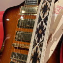 音楽や歴史的名器にインスピレーションを受け、トラッドなギターにピッタリのデザインが特徴のスペイン・メイド・ブランド「Blue Bell」。 上質なイギリス産のスウェード生地を使用し、中央にネイティブ・アメリカン・モチーフを織り込んだ「1968 Navajo Thinline」。 メタルリングなどの金属パーツはハンドポリッシュによりアンティークな風合いに仕上がっており、ポイントの一つとなっております。 幅：5cm 長さ：118～150cm About a Blue Bell Strap ---------------------------------------------------------------------------------------------------------------- ヨーロッパ南西部、イベリア半島に位置するスペインは、温暖で年間の降水日数が少ないことでも知られます。 風土豊かな地形と陽気で情熱的な民族性は、文化や芸術など幅広い分野で世界に大きな影響を与えています。 BLUE BELLのスタッフは、代々革製品の製造に携わってきた職人です。 自然素材の接着剤やクロムフリーの染料を使うことで、安全性や環境保全に熟慮しています。 熟練したクラフトマンが全て手作業で作り出す製品は、情熱と技術が満ちあふれています。 それはまるで、ミュージシャンの熱いパッションと共鳴するかのように…. ---------------------------------------------------------------------------------------------------------------- ※画像に写るギターは付属致しません。音楽や歴史的名器にインスピレーションを受け、トラッドなギターにピッタリのデザインが特徴のスペイン・メイド・ブランド「Blue Bell」。 上質なイギリス産のスウェード生地を使用し、中央にネイティブ・アメリカン・モチーフを織り込んだ「1968 Navajo Thinline」。 メタルリングなどの金属パーツはハンドポリッシュによりアンティークな風合いに仕上がっており、ポイントの一つとなっております。 幅：5cm 長さ：118～150cm About a Blue Bell Strap ---------------------------------------------------------------------------------------------------------------- ヨーロッパ南西部、イベリア半島に位置するスペインは、温暖で年間の降水日数が少ないことでも知られます。 風土豊かな地形と陽気で情熱的な民族性は、文化や芸術など幅広い分野で世界に大きな影響を与えています。 BLUE BELLのスタッフは、代々革製品の製造に携わってきた職人です。 自然素材の接着剤やクロムフリーの染料を使うことで、安全性や環境保全に熟慮しています。 熟練したクラフトマンが全て手作業で作り出す製品は、情熱と技術が満ちあふれています。 それはまるで、ミュージシャンの熱いパッションと共鳴するかのように…. ---------------------------------------------------------------------------------------------------------------- ※画像に写るギターは付属致しません。