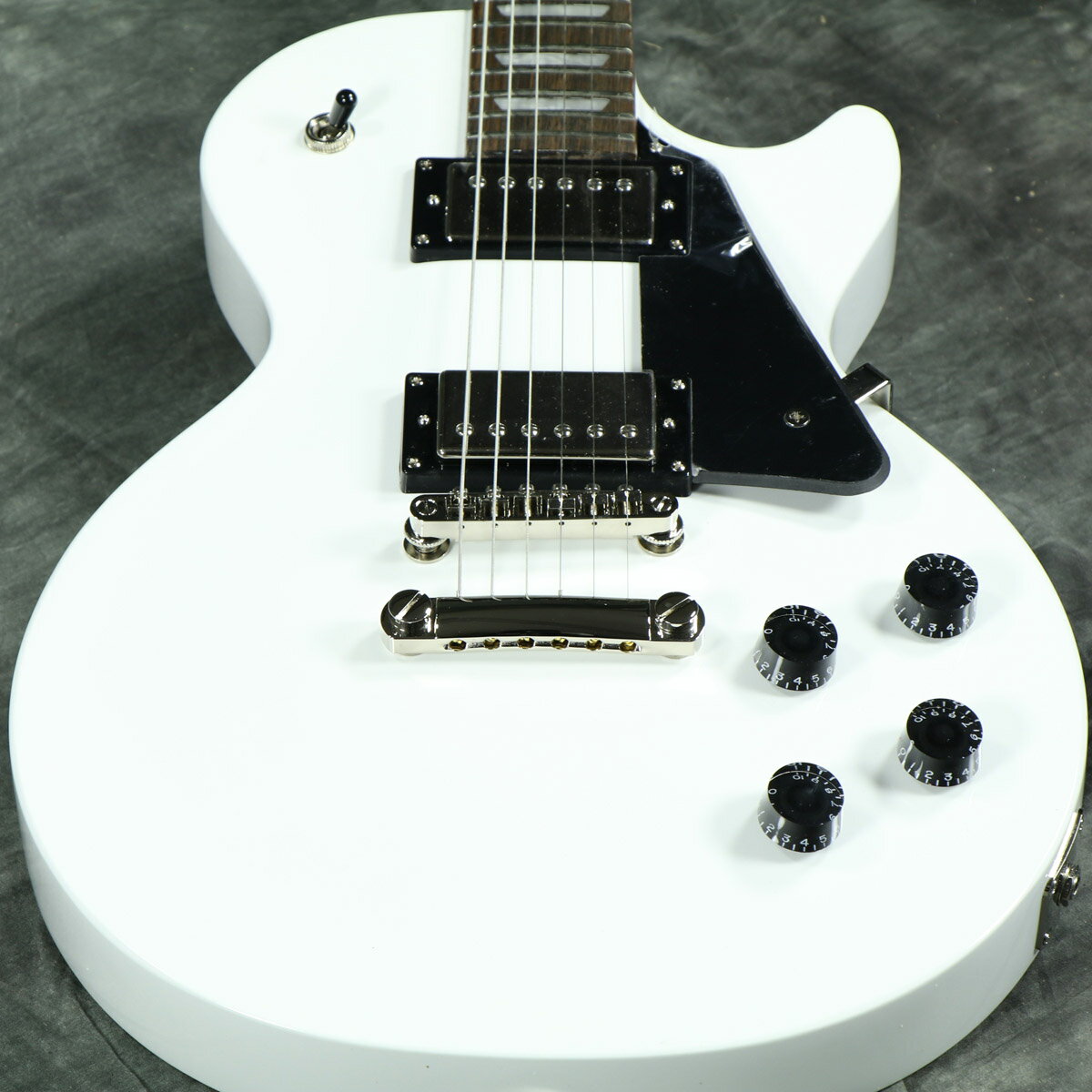 Epiphone / inspired by Gibson 