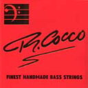 Richard Cocco Strings -Finest Handmade Strings- 大手の弦メーカーは、その製作過程の大半を機械化しており、そこから出来上がってくるものは、まさに”製品”と呼ぶに相応しいものですが、R.Cocco Senior弦は、伝統的な製弦機と良質な材料のみを使用し、今をもって職人による手巻きという製法に頑なにこだわっています。 楽器本体に比べますと、弦の品質やキャラクターというものは軽視されがちで、結果として無難な弦を使用しているケースは少なく無いと思いますが、1本、1本細心の注意を払って、人の手で丁寧に製作された弦の良さ、というものは、やはり格別のものがあり、楽器の良さをより一層引き出してくれます。 Richard Cocco Senior弦は、長い歴史と豊富な経験や膨大な量の試行錯誤、素晴らしいミュージシャンとのコラボレーションから得られた優れたアイディア、そして確実な製作技術をもった職人の手による信頼性と安心感、それら全ての要素が結びついた、一味も二味も違いが感じられる、とても高いクオリティを持った弦です。 ※代理店サイトより抜粋※ 深みのある澄んだ音質と長い寿命で、最高級のクオリティーを誇ると評価の高い大人気のベース弦です。 RC4FN Electric Bass Strings Nickel / Long Scale .045 .065 .080 .100