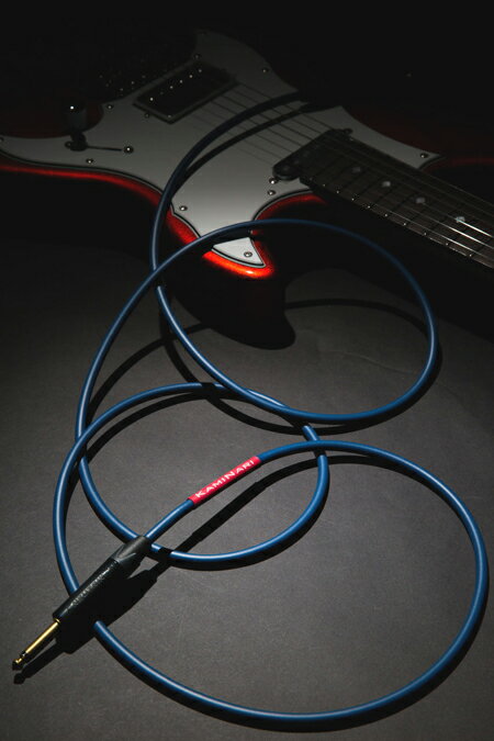 エレクトリックギター専用ケーブル 音域のバランス感を徹底追求し、楽器とアンプで生まれるサウンドをリアルに表現する、KAMINARI エレクトリックギターケーブル。 シングルコイルにおける低音域の乾いた張りのある音色と、太く存在感のある高音域を得るために、このケーブルは中音域のバランスに注目して設計。 これにより、音がこもりがちになるハムバッカーにおいても、ワイドに前に抜けていくという本来のポテンシャルを十分に引き出すことに成功した。 ※画像はサンプルです。 長さ：3m 形状：L-S カラー：藍色