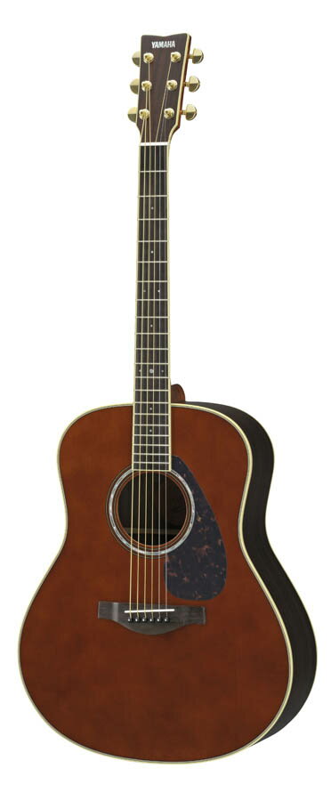 YAMAHAアコースティックギターのフラグシップモデル「L」シリーズがモデルチェンジ！！ ヤマハ最高峰のアコースティックギターとして、世界に名を馳せるLシリーズ。 発売から40年の歳月を経てもなお、名器として幾多のアーティストに愛用され続けている“L”の存在価値とは・・・ それは常に時代が求めるサウンドと演奏性を最高レベルで実現してきたからに他なりません。 日本にアコースティックギターの一時代をもたらし、時代とともに進化を続け、つねに奏者の思いに応え続けている。 それがLシリーズです。 オリジナルジャンボBODYで、TOPに単板イングルマン・スプルースを、SIDE/BACKにはローズウッドを採用。 TOP材には、今までLシリーズの上位機種（LL26やLL36など）に採用されてきた、独自の「A.R.E (Acoustic Resonance Enhancement)処理」が施されています。これにより長年弾き込まれたような豊かな鳴りを実現！！ ブレーシングは、従来と同様ノンスキャロップのXブレーシングで、今回のリニューアルではブレーシングを低くし形状も四角に変更されています。これによりXの交差ポイントがピッタリはまるのです！ NECKは、従来の3ピースからマホガニーとローズウッドの5ピース構造に変更され、より反りやネジレなどに強い強度を実現！また、10フレット部で 1mm薄くする形状をとり、ハイポジションでの演奏性も向上させました！さらに、指板エッジ部を丸くカットすることにより、手に馴染むスムースな演奏性を 実現！ 新モデルでは、弦高・弦間ピッチも変更され、従来よりも6弦側をやや低く1弦側をやや高くし、さらに弦間ピッチは0.3mm広げられています。 今回のNEWモデルでは、「パッシブピックアップ」が搭載され、アンプにすぐつなげられるようになっています。（ケーブルは別途お買い求めください） ピックアップはAPXやCPXなどエレアコで使われているSRTと同様のピエゾ素子を採用。レスポンスにも優れ、出力も充分です！ 初期のLシリーズでは搭載されていなかった「ダブルアクション・トラスロッド」を仕込み、順反り/逆反り両方に効く構造になっています。 ※画像はサンプルです。 主な仕様 ピックアップ＆コントロールパッシブタイプピックアップ胴型オリジナルジャンボボディタイプ胴厚100mm〜125mm表板イングルマンスプルース単板(A.R.E.)裏板ローズウッド側板ローズウッド棹マホガニー＋ローズウッド5プライ指板ローズウッド下駒ローズウッド弦長650mm指板幅（上駒部/胴接合部）44mm/55mm糸巻ゴールドペグ(TM29G)塗装ダークティンテッド(DT)、ウレタン塗装・グロス仕上げ ■付属品：ライトケース、メーカー保証（1年）
