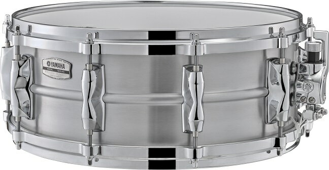 Recording Custom | Snare Drum | アルミニウムシェル 14"x5.5" 14"x5.5"アルミニウムシェルのスネアドラムです。華やかさに加え軽く切れの良いサウンドが特長です。短めのディケイがクリスピーなサウンドキャラクターをより際立たせます。 ■スネア 14"x5.5"のスネアドラムには、コントロール性を追求したハイカーボンスティールワイヤー20本を搭載。更に、14"x5.5"のスネアドラムのみ、スティーブ・ガッド氏の要望による10本タイプスネアをオプションとして同梱。繊細かつ明快なサウンドを実現します。 ■センタービード スティーブ・ガッド氏の要望により、全モデルのシェル中央部の絞りを独創的なアウトビード（凸型）デザインにしました。従来のメタルシェル胴スネアに比べ、オープンな鳴りを実現。明快且つパワー感あるサウンドを保ちながら、音量、シェルの共振を快適にコントロールし、幅広いサウンドメイクが可能です。 ※サイズ単位はインチ（口径x深さ）です。 ■Qタイプストレイナー搭載 ライブカスタム、アブソルートハイブリッドメイプルにも採用されている堅牢性と操作性を両立したQタイプストレイナーを搭載。オンオフ時の高い安定感、スネアの交換や演奏中の調整もスムースに行えます。 主な仕様 フープモデルダイカストフープフープ材質アルミニウム(3.0mm)ラグ 種類ワンピースラグラグボルト数10シェル厚さ1.2mmシェル材質アルミニウムシェルエッジ角45°/R1.5スネア 材質ハイカーボンスティールワイヤー(20本)/ショートタイプ同梱スネアSGタイプ, ハイカーボンスティールワイヤー(10本)/ショートタイプスネアベッド深さ2.4mmストレイナーRサイド=Qタイプ / Lサイド=DC3タイプヘッドトップ=レモ・アンバサダーコーテッド / ボトム=レモ・アンバサダースネア