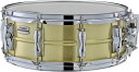 Recording Custom Brass Snare Drums ブラスシェルの華やかさ、全てのレンジにおいて幅広く豊富な倍音成分を 体感できるサウンド。 ブラスシェルの3モデル全てに共通している点として、非常にオープンでリ ッチなサウンドを体感することが出来ます。 また強弱のダイナミクスによって、叩き手のニュアンスをダイレクトに表 現出来る反応の良さも魅力のひとつ。 深さ5.5"のこちらの一台は、レスポンスが良くジャンルを問わず使える一 台です。 ※5.5"のみ、スティーブ・ガッド氏の要望による10本タイプスナッピーをオプ ションとして同梱。 主な仕様 サイズ14x5.5シェル1.2mmブラスフープ/テンションスティール(2.3mm)ダイナフープ /8テンション付属品チューニングキー・10本タイプスナッピー