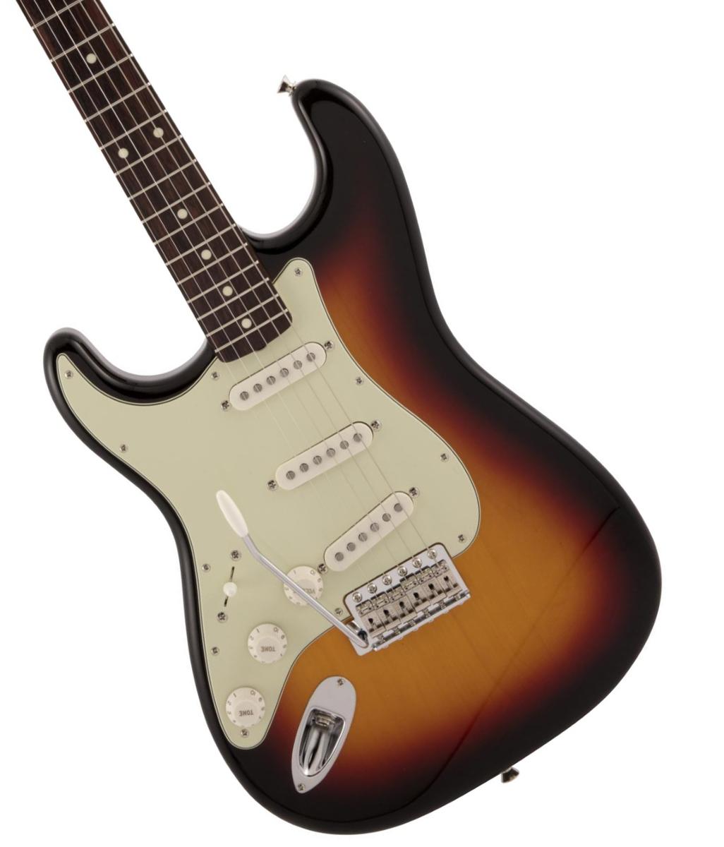 日本製フェンダーの大人気シリーズ『Made in Japan Traditional』がリニューアルして登場！！~60s Stratocaster レフトハンドモデル~フェンダーの伝統的な楽器製作の美学と日本の洗練されたクラフトマンシップを融合することで導き出されたMade in Japan Traditionalシリーズ。フェンダーの正統なDNAが、確かなMade in Japanクオリティで蘇ります。Made in Japan Traditional 60s Stratocaster Left-Handedはグロスフィニッシュのバスウッドボディを採用。21本のヴィンテージスタイルフレットを装備した9.5インチラジアスの”U”シェイプメイプルネックがTraditionalシリーズならではのクラシカルな演奏性を提供します。6サドル式ヴィンテージスタイルSynchronized Tremoloブリッジ、そしてTraditionalシリーズのために選定されたオリジナルピックアップはリアルで音楽的なヴィンテ ージトーンを奏でます。細めに設計されたナット幅は日本のプレイヤーにも弾きやすい仕様となっています。堅実なギタ ークラフトマンシップと、プレイヤーのニーズに柔軟に対応する答えが、本シリーズに反映されています。本製品はレフトハンドモデルとなります。主な仕様ボディ Basswoodボディフィニッシュ Gloss Polyesterボディシェイプ Stratocasterネック Mapleネックフィニッシュ Gloss Urethaneネックシェイプ "U" Shapeスケール 25.5" (648 mm)フィンガーボード Rosewoodフィンガーボードラジアス 9.5" (241 mm)フレットナンバー 21フレットサイズ Vintageナット Boneナット幅 1.615" (41.02 mm)ポジションインレイ White Dotブリッジピックアップ Vintage-Style Single-Coil Stratミドルピックアップ Vintage-Style Single-Coil Stratネックピックアップ Vintage-Style Single-Coil Stratコントロール Master Volume, Tone 1. (Neck Pickup), Tone 2. (Middle Pickup)ピックアップスイッチ 5-Position Blade: Position 1. Bridge Pickup, Position 2. Bridge and Middle Pickup, Position 3. Middle Pickup, Position 4. Middle and Neck Pickup, Position 5. Neck Pickupピックアップコンフィギュレーション SSSブリッジ 6-Saddle Vintage-Style Synchronized Tremoloハードウェアフィニッシュ Nickel/Chromeチューニングマシーン Chrome Die-Castピックガード 3-Ply Mint Greenコントロールノブ Eggshellストリング Nickel Plated Steel (.009-.042 Gauges)ケース/ギグバッグ Gig Bag■付属品：ソフトケース、メーカー保証書、トレモロアーム■保証:2年※画像はサンプルです。複数のモールに掲載されているため、売却に伴う商品情報の削除は迅速を心掛けておりますが必ずしもリアルタイムではございませんので、ご注文後に万一売り切れとなっておりました際は誠に申し訳ございませんがご容赦くださいませ。