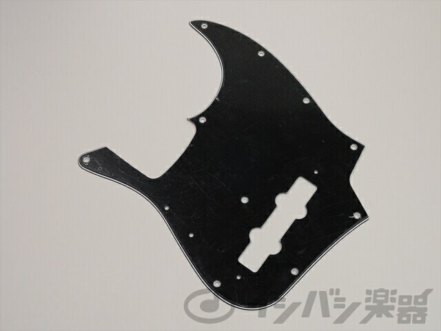 Fender / ’70s Jazz Bass Pickguard 005-5252-049 70年代スタイルのジャズベース用黒3プライのピックガードです。フィンガーレストの位置や外周のネジ穴位置なども70年代スタイルとなっています。 【店頭取り扱い品】 売却に伴う在庫状況の更新は迅速を心掛けておりますが必ずしもリアルタイムではございません。 ご注文時に在庫を切らしている場合はお届けまでお時間を頂く場合がございます。 また一部仕様のモデルはお取り寄せ品となります。予めご了承ください。 ※お急ぎの方は大変お手数ですが店舗まで直接お電話にて在庫状況をご確認下さい。 【ご注文の前にご確認下さい】 楽器用パーツの取り扱いには相応の技術と知識が必要になります。ご注文の際は下記事項にご注意下さい。 ※商品に不良があった場合を除き、お買い上げ後の返品、交換は受け付けておりません。適合性、サイズ、機能等は事前にご確認ください。 ※商品詳細についてご不明な点はメール、又はお電話でお気軽にお問い合わせください。 ※取り付けの際に起こった破損・損傷・事故につきましては当店は一切保証致しかねます。 ※取り付けの困難な商品はリペアショップ、又は楽器店に依頼することをお勧めします。または当店までお気軽にお問い合わせください。 ※画像はサンプルです。商品の仕様は予告無く変更になる場合があります。 ※ご注文後に入荷時期未定、生産終了等で商品の手配が不可能となった場合は恐れ入りますがキャンセル扱いとさせて頂きます。予めご了承下さい。