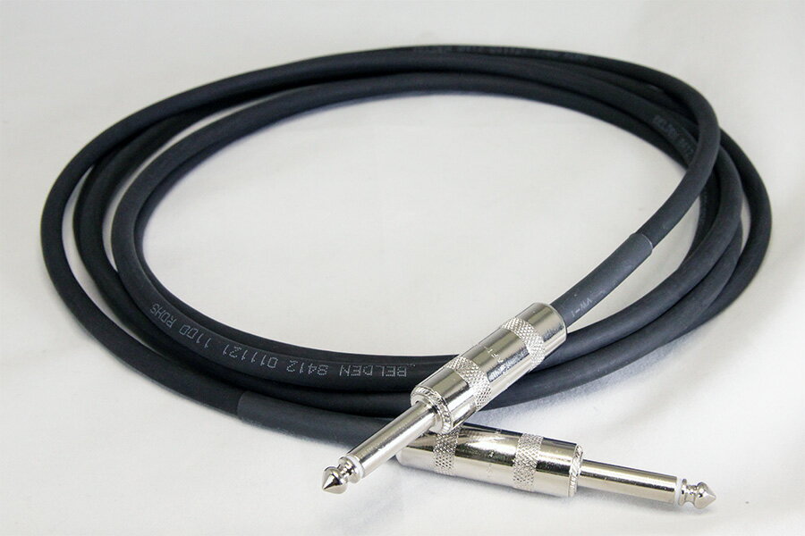 「BELDEN 8412 + Switchcraft Plug」 by Moridaira Component Cables ・Moridaira Component Cables モリダイラ・コンポーネントケーブルは、世界的に定評のあるベルデン社のケーブルやスイッチクラフト社のプラグ、ノイトリック社のプラグを使用し、リペア経験の豊富な熟練スタッフのみで製作されるプレミアムな楽器用ケーブルです。結線に使用するハンダにもこだわり、信頼性の高い「KESTER 44」を使用しています。 ・BELDEN 8412 低音域が太くて温かみのあるサウンドが特徴。ベースやアコースティックギターなど、より広い帯域の入出力を必要とする楽器にも最適です。20AWGのより太い導体を使用。肉厚な皮膜には耐摩耗性に優れたEPDM材を採用し、ライブ、レコーディング問わずご使用いただけます。モリダイラ・コンポーネントケーブルではシールド用網線をギター側プラグにのみ結線し、方向性を持たせています。 ・Switchcraft Plug 世界的に多くのギターメーカーや機材メーカーが採用する、歴史と信頼性の高いプラグ。世界標準ゆえに、接続する機器との相性のトラブルが起きにくいプラグです。ストレートプラグには「#280」、L字型プラグには「#226」、パッチケーブル用ショートプラグには「#380」を採用。 ---------------------------------------- ＜ MODEL ＞ BSC8412/3SS 長さ：3メートル プラグ形状：ストレート - ストレート ※画像はサンプルです。製品の仕様は予告なく変更される場合がございますので予めご了承くださいませ。 ※複数のモールに掲載されているため、売却に伴う商品情報の削除は迅速を心掛けておりますが必ずしもリアルタイムではございませんので、ご注文後に万一売り切れとなっておりました際は誠に申し訳ございませんがご容赦くださいませ。