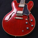 Murphy Lab 1961 ES-335 Heavy Aged Sixties Cherryが入荷致しました！ 長年にわたるエイジング技術を集結させた「Murphy Lab Collection」。 入荷したモデルは、「1961 ES-335」をベースにツアーやギグによるハードなプレイにより、ネックやボディのフィニッシュが剥がれた状態やベルトのバックル傷を再現。 マーフィー・ラボによるヘビーエイジド・ハードウェアを採用しております。 丸みを帯びたカッタウェイ、ヴィンテージからスキャンしたスリム・テーパー・ネック（Authentic '61 Skinny C-Shape）、ドット・インレイ、ヴィンテージ・レプリカパーツが特徴で、いつまでも弾き続けていたい抜群のプレイフィールにより、所有感を満たすモデルとなっています。 -------------------------Murphy Lab 説明------------------------- カスタムショップ内に誕生したMurphy Lab（マーフィー・ラボ）は、ヴィンテージ・エキスパート、エイジングのパイオニアであるトム・マーフィーが率いるアーティザン・チームが、新たなテクノロジーによる革新的なエイジド製品を生み出すエイジング部門です。 ギブソン・カスタムショップの立ち上げ時のメンバーであり、ヒストリック・コレクション開発のプロジェクト・リーダーとして尽力したトム・マーフィーは、その後、新品のギターにヴィンテージのルックスとフィーリングをもたらすエイジングというテクニックで活躍してきました。 その間には、ジミー・ペイジ、エリック・クラプトン、スラッシュ、ジョー・ウォルシュ、ビリー・ギボンズ、ジョー・ペリー、ピーター・フランプトン、ディッキー・ベッツ、ゲイリー・ローシントンなど、多くのレジェンドのモデルのエイジングに寄与しています。 トム・マーフィーとギブソンは、その性質上、経時変化によりフィニッシュの下にウェザーチェックと呼ばれるクラックを生じさせる、1950年代、1960年代のニトロセルロースラッカーを科学的に解析し、その変化のプロセスをひも解き、あらゆるモデルのプロトタイプによるテストを重ねて、ヴィンテージ同様にナチュラル・ウェザーチェックを再現するラッカー・プロセスを開発しました。 マーフィー・ラボ製品は、ヒストリック・コレクションをベースとして、この新たなラッカー・プロセスと、トム・マーフィーが長年ブラッシュアップしてきたハンドエイジングのテクニックとを融合させた革新的なエイジドであり、これまでにないレベルで、ヴィンテージのルックス、フィーリング、所有感を提供します。 主な仕様 Body 3-Ply Maple / Poplar - Maple Centerblock Solid Maple Neck Solid Mahogany Neck Shape Authentic '61 Skinny C-Shape Fingerboard Indian Rosewood, Hide Glue Fit Bridge ABR-1 Tailpiece Lightweight Aluminum Stopbar Tuning Keys Kluson Single Line, Double Ring Rhythm Pickup Custom Backer Alnico III (Unpotted) Lead Pickup Custombacker Alnico III (Unpotted) Controls 2 Volume / 2Tone CTS 500K Audio Taper Potentiometers, Paper-in-Oil Capacitors Case Hard Case ■ シリアル : 121489■重量 : 3.55 kg■JAN : 4580568421371 複数のサイトに掲載しておりますため、他のサイトにて既にご販売済みである場合もございます。 売却に伴う商品情報の削除は迅速を心掛けておりますが、ご注文後に万一売り切れとなっておりました際は誠に申し訳ございませんがご容赦くださいませ。