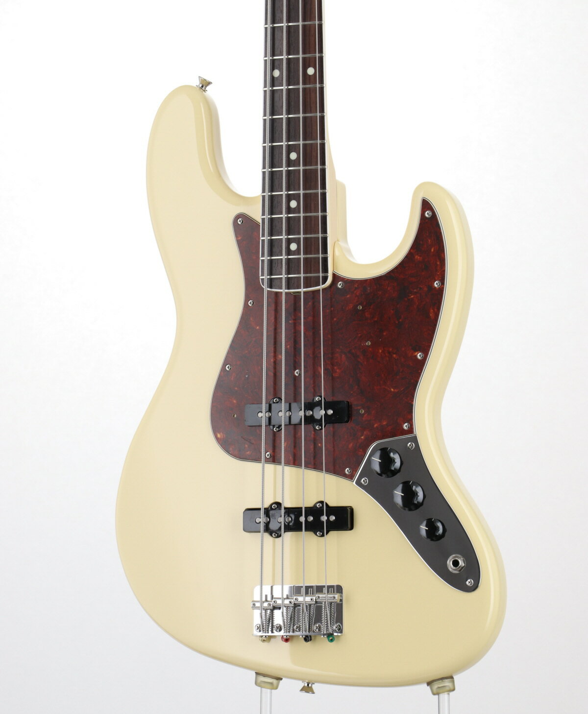 イシバシ独占販売！66年過渡期仕様の”ドットバインディングJB”を再現！ 1966年初期仕様のJAZZ BASSの雰囲気を再現したモデルです。 ネックバインディング、マッチングヘッド仕様にドットポジションマークと言う、いわゆる “ドットバインディングJB”を再現しました。 この年式といえばパドルペグは外せません。 大人気のHAMA OKAMOTO PBに搭載されているものと同じパドルペグを搭載！ マッチングヘッドと相俟って特別な雰囲気を醸します。 奇しくも最近話題のUSA製シリーズ"American Vintage II 1966 Jazz Bass"と似たルックスとなり、 その再現性の高さをMade In Japanシリーズで実現する事に成功致しました。 ピックアップはUSA製の　US Vintage Jazz Bass(R) Pickup ピックアップを搭載しており、通常のTraditionalシリーズよりも パワーアップしたサウンドをお楽しみ頂けます。 通常のTraditional 60s JBはバスウッドを採用しておりますが、当機は当時の仕様と同じアルダーボディを採用。 豊かな中域を楽しめ、バンドサウンドの中でも埋もれない存在感のあるサウンドに仕上がっております。 完全限定、イシバシ独占販売となります。是非お早目にご検討下さい。■付属品：ソフトケース、メーカー保証書※画像はサンプルです。 主な仕様 Body:Alder Neck:Maple Neck Finish:Gloss Urethane Neck Shape:"U" Shape Scale:34" Fingerboard:Rosewood with Binding Fingerboard Radius:9.5" Flet number:20 Flet Size:Vintage Nut:Bone Nut Size (mm):38 Position Inlay:Ivory Dots Pickups:US Vintage Jazz Bass(R) Pickup(Bridge,Neck) Control:Volume 1. (Middle Pickup), Volume 2. (Bridge Pickup), Master Tone Bridge:4-Saddle Vintage-Style Hardware Finish:Chrome Tuning Machine:Paddle (HAMA) Pickguard:赤べっ甲 Pickup Cover:Black Control Knob:Black Plastic Neck Plate:4/w Logo String:45-105