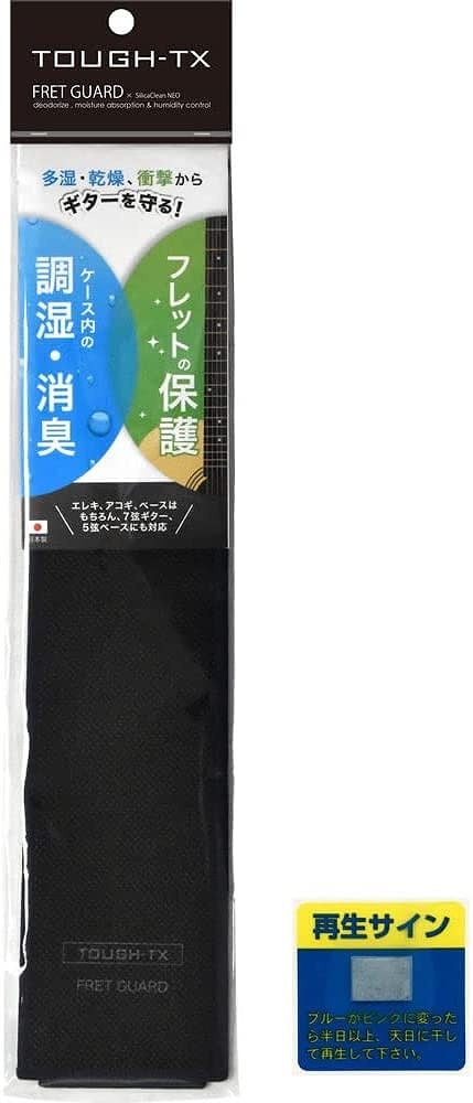 多湿・乾燥、衝撃からギターを守る！ フレットガードの決定版！ フレットについた僅かなキズや汚れは、ギターの演奏性やサウンドに影響を及ぼします。 フレットガードは楽器の保管中や楽器の運搬中に、弦によるフレットへのダメージを軽減し、大切なフレットを保護します。 さらに、調湿・消臭ブランドの「シリカクリン(R)」を採用。 不織布のシートの間にシリカゲルを挟むことで、多湿時に吸湿するだけでなく、低湿度時にはシリカゲルに吸水した湿気を空気中に放出するため、常に楽器に最適な湿度を保ちます。 多湿によるフレットのくすみを防止し、またギター、ベースの乾燥によるフィンガーボード(指板)の割れ、フレットのバリ、ネックの反りを防ぎます。 ■本体寸法 厚み: 約2mm 全長: 620mm 上部幅: 55mm 下部幅: 70mm ■対応楽器 エレキギター、アコースティックギター、エレキベース、7弦ギターなど