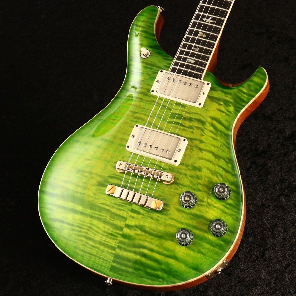 最新仕様の「McCarty 594」が御茶ノ水本店に入荷！ TCIチューンド・ピックアップとニトロオーバーセルロース（CAB）フィニッシュへとアップデートした最新仕様の「McCarty 594」が御茶ノ水本店に入荷！ フレイムとキルトの中間のようなフィギュアドで独特な雰囲気のある個体です！ 【McCarty 594】※以下メーカーサイト抜粋 ヴィンテージテイストとモダンなプレイヤビリティを融合させて誕生したMcCarty594は、コイルタップ機能を搭載し、ネックピックアップ・ブリッジピックアップ共にシングルコイルとして使用することで、多様なサウンドヴァリエーションを可能にし、PRSの代表的なモデルのひとつとなりました。 McCarty594は、バウンドが施された22フレットのPattern Vintageネックと緻密に設計されたボディ厚とのバランスにより、芳醇なトーンとサステインを実現し、TCI（チューンド・キャパシタンス&インダクタンス）のプロセスを経て、明瞭さと中音域に焦点を当てたヴィンテージスタイルのピックアップ58/15 LTを搭載。そして、チューナーはヴィンテージタイプが、ブリッジには2ピースタイプがそれぞれ採用されています。 「弦に触れるものすべてが、ギターのサウンドにとって最も重要な要素であるということです。それは具体的にはブリッジ、ナット、チューナーです。そこで私たちがMcCartyモデルを開発する上で、これらのパーツをアップデイトしたことにより、トーンを大幅に向上させることができました。」と、ポール・リード・スミスは語っています。 1980年代後半、ポール・リード・スミスは、テッド・マッカーティ氏にギターのデザインと製作技術について相談し、その交流は後の1994年の最初のMcCartyのリリースと繋がりました。McCartyモデルはポールがテッド氏から譲り受けたあらゆる技術と知識に加え、ギタービルダーとしてのポール自身の経験をふんだんに取り入れたギターなのです。 McCarty誕生から20数年が経過した2020年、PRSはTCI調整ピックアップとニトロオーバーセルロース（CAB）仕上げのアップデイトを採用しました。 今後は以前と比べ、PRSギターの国内入荷本数が限られます。その分良質個体の割合が増えましたので、必然的に同個体を狙っている方の倍率が上がります。売り切れてしまってから後悔されぬ様、心から良いと思える個体を見つけたら、どうぞお早めにご連絡下さい。 ■保証：メーカー保証1年 注 : 新品購入日から30日以内に「PRS製品登録」を完了いただく必要がございます。 個体情報 ■付属品：ハードケース、レンチ、チューナー固定用スクリューx1 ■シリアルナンバー：22 0355962 ■重量：3.88kg ■JAN：0825362079156 製品仕様 Body ConstructionSolidbodyTop WoodMapleBack WoodMahoganyTop CarveViolinNumber of Frets22Scale Length24.594”Neck WoodMahoganyNeck ConstructionOne-PieceTruss RodPRS Double-ActingNeck ShapePattern VintageNeck Depth At The Nut7/8"Neck Of Fretboard At The Nut1 11/16"Neck Of Fretboard At The Body2 1/4"Fretboard WoodRosewood w/ Faux Bone BindingFretboard Radius10"Fretboard InlayBirdsHeadstock LogoSignature, InlaidBridgePRS Two-PieceTunersVintage-StyleHardware TypeNickelNutPRSTruss Rod Cover"McCarty"Treble Pickup58/15 LTBass Pickup58/15 LTControlsTwo Volume and Two Push/Pull Tone Controls with 3-Way Toggle Switch on Upper BoutStringsPRS Signature 10-46TuningStandard &#40;6 String&#41;: E, A, D, G, B, ECaseHardshell Case