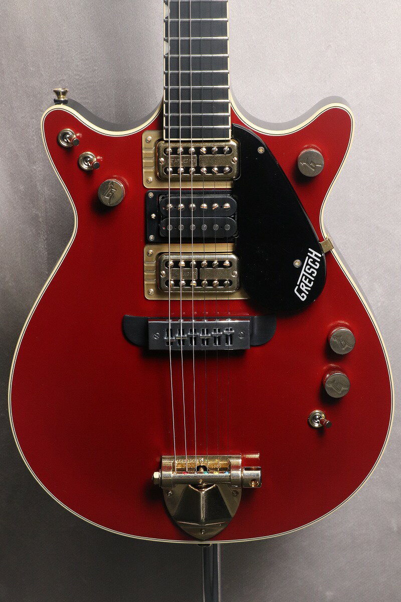 マルコム・ヤングの灼熱のロックンロールスピリットを体現したギターが登場！ AC/DCというモンスターバンドの画期的なリズムギタリスト、マルコム・ヤングの灼熱のロックンロールスピリットを体現したG6131G-MY-RB Limited Malcolm Young Signature Jet に、Vintage Firebird Redカラーモデルの登場です。 このギターは、”The Beast”の愛称で呼ばれ、『It?s a Long Way to The Top』のMVなど、初期のAC/DCのパフォーマンスでマルコムが愛用してきたFirebird Redカラーのオリジナルモデルを再現したものです。 マルコムが改造を施し、塗装を剥がす前の初期の状態を再現し、ブリッジとネックピックアップにはTV Jones Ray Butts Ful-Fidelity Filter’Tronを採用し、紛れもないヴィンテージGretschのヴォイシングを再現。 さらにTV Jones Starwoodハムバッカーをミドルポジションに搭載し、クリアでパワフルなトーンを実現しました。 G6131G-MY-RB Limited Malcolm Young Signature Jetは、軽めのエイジド加工を施し、12インチラジアスバウンドエボニー指板には、22本のジャンボフレット（プラスゼロフレット仕様）を装備しています。その他、3ポジションピックアップトグルスイッチに3ポジショントーンスイッチ、3ポジションスタンバイスイッチ、エイジドパーロイドNeo-Classicサムネイルインレイ、ボーンナット、ピン留め式エボニーベースのハーモニカスタイルAdjusto-Maticブリッジ、60s Jetビブラートテイルピース、Schallerダイキャストチューナー、ブラックピックガード、Gアローコントロールノブ、エイジドゴールドハードウェアといった特徴的な仕様をフィーチャーしています。 ※本モデルには細かいスクラッチ傷が発生している個体がございますが、これは塗装の仕様上のもので、製品の品質上に問題はございません。あらかじめご了承ください。 主な仕様 Body Material: Mahogany Body Finish:Semi-Gloss Lacquer Neck:Mahogany, Standard “U” Neck Finish:Semi-Gloss Lacquer Fingerboard:Ebony, 12” (305 mm) Frets:22 (Plus Zero Fret), Jumbo Position Inlays:Aged Pearloid Neo-Classic Thumbnail (Ebony) Nut (Material/Width):Bone, 1.6875” (42.86 mm) Tuning Machines:Schaller Diecast Scale Length:24.6” (625 mm) Bridge:Harmonica Style Adjusto-Matic Pickguard:Black Plexi Pickguard with White Gretsch Logo Pickups:TV Jones Ray Butts Ful-Fidelity (Bridge), TV Jones Starwood Humbucker (Middle), TV Jones Ray Butts Ful-Fidelity (Neck) Pickup Switching:3-Position Toggle: Position 1. Bridge Pickup, Position 2. Bridge And Neck Pickups, Position 3. Neck Pickup, 3-Position Tone Switch, 3-Position Stand-By Switch Controls:Volume 1. (Neck Pickup), Volume 2. (Bridge Pickup), Volume 3. (Middle Pickup), Master Volume Control Knobs:G-Arrow Hardware Finish:Gold Strings:Nickel Plated Steel (.010-.046 Gauges) Case/Gig Bag:Included G6238 Gretsch Deluxe Solid Body Hardshell (p/n 099-6410-000); Optional G2164 Gretsch Solid Body Gig Bag (p/n 099-6460-000) ■付属品：ハードケース、メーカー保証書 ■JANコード:0885978885466 ■シリアルナンバー:JT23020912 ■重量:3.64kg ※こちらの商品はボディに傷があるためお求めやすい価格となっております。また、店頭展示品の為、画像に写りにくい磨き傷などがある場合がございます。