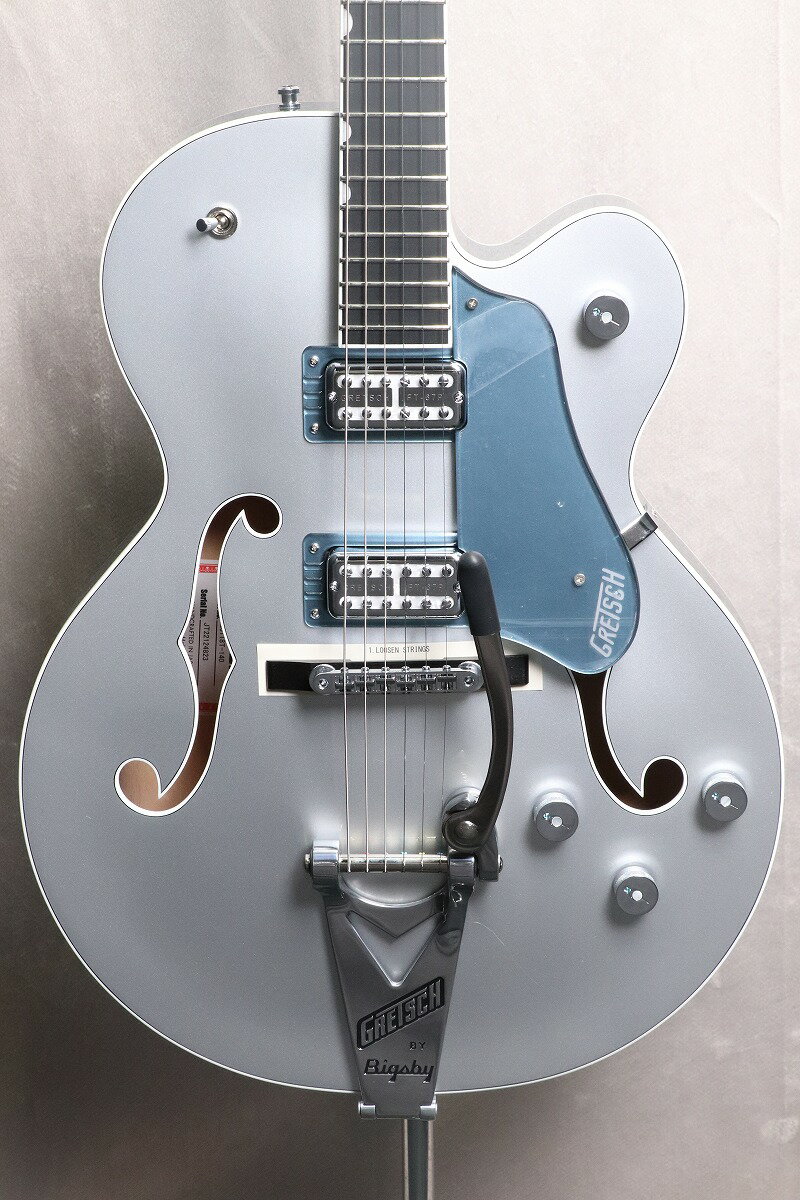 140周年の特別な"グレッチ"140th Anniversaryシリーズ登場！ 2023年、Gretschブランドは創業年から”ダブルプラチナ”となる140周年という大きな節目を迎えます。 140年にわたる確かなサウンドを祝して開発されたLimited Edition G6118T-140 は、インスピレーションに満ちたグレッチの歴史を称え、次世代のサウンドスケープを作り出すプレイヤーに優れたパワーとトーンを提供します。 主な特徴： ・ソリッドアディロンダックレッドスプルーストップ、メイプルバック＆サイド ・MLブレイシング ・22本のミディアムジャンボフレットと、パーロイドNeo-Classic サムネイルインレイを備えた、12インチラジアスエボニー指板 ・FT-67 Filter?Tronハムバッカー ・エボニーベースのAdjusto-Maticブリッジ ・ストリングスルー式のBigsby B6CPテイルピース ・Gotohロッキングチューナー ・140周年記念ヘッドプレート ・クロムハードウェア ・ニトロセルロースラッカーフィニッシュ ・Gretsch 16インチデラックスホロウボディハードシェルケース付属 製品ハイライト： 【MLブレイシングのアディロンダックレッドスプルーストップ】 16インチ幅のホロウボディにソリッドアディロンダックレッドスプル ースをトッピング、バック＆サイドにはラミネートメイプルを採用しています。 内部はMLブレイシングで補強されています。 【フラッグシップFT-67 Filter?Tronピックアップ】 FT-67 Filter?Tronハムバッカーは、ヴィンテージGretschヴォイシングを再現しつつ、現代の演奏スタイルに合わせたトーンが得られるように設計されています。 このパワフルなピックアップは、オープンで煌めくトップエンド、艶のあるミッドレンジ、力強いローエンド、バランスの取れたハーモニクスを提供し、バンドアンサンブルで他の楽器とシームレスにブレンドする音色を実現します。 【多彩なコントロール】 各ピックアップのボリュームコントロール、マスターNo-Loadトーン、トレブルブリード回路付きマスターボリュームとを備え、直感的なサウンド設計が可能です。 【140周年記念仕様】 G6118T-140は、Stone Platinumのボディバック＆サイドにPure Platinumのボディトップを重ねたフィニッシュで、ピックガードとピックアップベゼル、GArrowコントロールノブ、シルバーバインディング、140周年記念ヘッドプレートが付いたマッチングヘッドストックといった特別な仕様でまとめ上げられています。 ■JANコード:0717669878092 ■シリアルナンバー:JT22124823 ■重量:3.28kg ※こちらの商品は、店頭未展示品で、倉庫保管品となります。 ##横浜倉庫## 製品仕様 Body Material Laminated MapleBody Finish Gloss Nitrocellulose LacquerNeck Maple, Standard “U”Neck Finish Gloss Nitrocellulose LacquerFingerboard Ebony, 12” &#40;305 mm&#41;Frets 22, Medium JumboPosition Inlays Pearloid Neo-Classic Thumbnail &#40;Ebony&#41;Nut &#40;Material/Width&#41; Bone, 1.6875” &#40;42.86 mm&#41;Tuning Machines Gotoh LockingScale Length 24.6” &#40;625 mm&#41;Bridge Adjusto-Matic with Ebony BasePickguard Stone Platinum Plexi w/ Silver Gretsch Logo &#40;974&#41;Pickups FT-67 Filter’Tron &#40;Bridge&#41;, FT-67 Filter’Tron &#40;Neck&#41;Pickup Switching 3-Position ToggleControls Volume 1. &#40;Neck Pickup&#41;, Volume 2. &#40;Bridge Pickup&#41;, Master Volume, Master ToneControl Knobs Jeweled ArrowHardware Finish ChromeStrings Nickel Plated Steel &#40;.011-.049 Gauges&#41;Case/Gig Bag Included