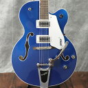 50年代や60年代にインスパイアを受けた、全く新しいElectromatic Classic Hollow Bodyギター クラシックな’50年代や60年代のGretschサウンドとスタイルにインスパイアを受けた、全く新しいElectromatic Classic Hollow Bodyギターです。 定番のGretschホロウボディが響かせるサウンド、スタイル、そしてプレイアビリティを備えたこのモデルはネクストレベルを目指すギタリストに最適です。 G5420T Electromatic(R) Classic Hollow Body Single-Cut with Bigsby(R)は、ヴィンテージにインスパイアされた洗練されたアーチを備えたラミネートメイプルボディと、不要なフィードバックノイズを軽減する全く新しいトレッスルブロックブレース設計を採用しています。 ボディトップとバックの間に強度の高い接着を施した、新しいトレッスルブロック設計は、より的確でスナップの効いたトーン、より伸びやかでスピーディなレスポンスで攻撃力の高いサウンドをもたらします。 全く新しいFT-5E Filter?Tron(TM)ピックアップと相まって、このホロウボディサウンドは強力なフルボディパンチを放ち、クラシカルな煌びやかさと増強された存在感、明瞭で正確なプレイを加速させます。 全く新しいクラシック「C」シェイプのメイプルネックは、プレイアビリティとパフォーマンスを向上させ、快適な演奏感をもたらす、12インチラジアスのローレル指板を備えています。 生き生きとした響きを提供するG5420Tは、トレブルブリードサーキットとマスターボリュームを含む、様々なアップグレードを施されたコントロール部を持ち、 マスタートーン、個々のピックアップボリュームコントロールと3ポジションピックアップトグルスイッチ、特大のバウンドFホール、マルチプライボディバインディング、バインディング加工された50年代後半の小ぶりなG6120バウンドヘッドストック、ヴィンテージスタイルのオープンバックチューニングマシン、GraphTech(R) NuBone(R)ナット、パーロイドのeo-Classic(TM)サムネイルインレイ、安定したAdjusto-Matic(TM)ブリッジ、Bigsby(R) B60ヴィブラートテールピースを備えています。 この素晴らしいギターは、ブラックピックガードのAirline Silverまたは、シルバーピックガードのAzure Metallic、Orange Stain、Walnut Stainから選べ、誉れ高いそのサウンドを引き立てます。 主な仕様 Body Material: Laminated Maple Body Finish: Gloss Neck: Maple, Classic “C” Neck Finish: Gloss Fingerboard: Laurel, 12” (305 mm) Frets: 22, Medium Jumbo Position Inlays: Pearloid Neo-Classic(TM) Thumbnail (Laurel) Nut (Material/Width): Graph Tech(R) NuBone(TM), 1.6875” (42.86 mm) Tuning Machines: Vintage-Style Open-Back Scale Length: 24.6” (625 mm) Bridge: Adjusto-Matic(TM) with Secured Laurel Base Pickguard: Black Plexi w/ Silver Gretsch(R) & Electromatic(R) Logos (547), Silver Plexi w/ Black Gretsch(R) & Electromatic(R) Logos (551), Silver Plexi with Black Gretsch(R) and Electromatic(R) Logos (512, 517) Pickups: FT-5E Filter’Tron(TM) (Bridge), (Middle), FT-5E Filter’Tron(TM) (Neck) Pickup Switching: 3-Position Toggle: Position 1. Bridge Pickup, Position 2. Bridge And Neck Pickups, Position 3. Neck Pickup Controls: Volume 1. (Neck Pickup), Volume 2. (Bridge Pickup), Master Volume with Treble Bleed, Master Tone Control Knobs: G-Arrow Hardware Finish: Nickel Strings: Nickel Plated Steel (.011-.049 Gauges) Case/Gig Bag: Gigbag JAN:885978876471