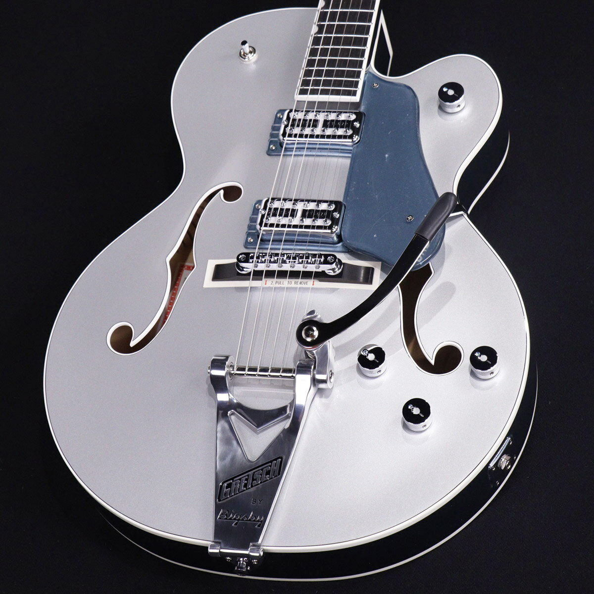 140周年の特別な"グレッチ"140th Anniversaryシリーズ登場！ 2023年、Gretschブランドは創業年から”ダブルプラチナ”となる140周年という大きな節目を迎えます。 140年にわたる確かなサウンドを祝して開発されたLimited Edition G6118T-140 は、インスピレーションに満ちたグレッチの歴史を称え、次世代のサウンドスケープを作り出すプレイヤーに優れたパワーとトーンを提供します。 主な特徴： ・ソリッドアディロンダックレッドスプルーストップ、メイプルバック＆サイド ・MLブレイシング ・22本のミディアムジャンボフレットと、パーロイドNeo-Classic サムネイルインレイを備えた、12インチラジアスエボニー指板 ・FT-67 Filter?Tronハムバッカー ・エボニーベースのAdjusto-Maticブリッジ ・ストリングスルー式のBigsby B6CPテイルピース ・Gotohロッキングチューナー ・140周年記念ヘッドプレート ・クロムハードウェア ・ニトロセルロースラッカーフィニッシュ ・Gretsch 16インチデラックスホロウボディハードシェルケース付属 製品ハイライト： 【MLブレイシングのアディロンダックレッドスプルーストップ】 16インチ幅のホロウボディにソリッドアディロンダックレッドスプル ースをトッピング、バック＆サイドにはラミネートメイプルを採用しています。 内部はMLブレイシングで補強されています。 【フラッグシップFT-67 Filter?Tronピックアップ】 FT-67 Filter?Tronハムバッカーは、ヴィンテージGretschヴォイシングを再現しつつ、現代の演奏スタイルに合わせたトーンが得られるように設計されています。 このパワフルなピックアップは、オープンで煌めくトップエンド、艶のあるミッドレンジ、力強いローエンド、バランスの取れたハーモニクスを提供し、バンドアンサンブルで他の楽器とシームレスにブレンドする音色を実現します。 【多彩なコントロール】 各ピックアップのボリュームコントロール、マスターNo-Loadトーン、トレブルブリード回路付きマスターボリュームとを備え、直感的なサウンド設計が可能です。 【140周年記念仕様】 G6118T-140は、Stone Platinumのボディバック＆サイドにPure Platinumのボディトップを重ねたフィニッシュで、ピックガードとピックアップベゼル、GArrowコントロールノブ、シルバーバインディング、140周年記念ヘッドプレートが付いたマッチングヘッドストックといった特別な仕様でまとめ上げられています。 主な仕様 Body Material : Laminated Maple Body Finish : Gloss Nitrocellulose Lacquer Neck : Maple, Standard “U” Neck Finish : Gloss Nitrocellulose Lacquer Fingerboard : Ebony, 12” (305 mm) Frets : 22, Medium Jumbo Position Inlays : Pearloid Neo-Classic Thumbnail (Ebony) Nut (Material/Width) : Bone, 1.6875” (42.86 mm) Tuning Machines : Gotoh Locking Scale Length : 24.6” (625 mm) Bridge : Adjusto-Matic with Ebony Base Pickguard : Stone Platinum Plexi w/ Silver Gretsch Logo (974) Pickups : FT-67 Filter’Tron (Bridge), FT-67 Filter’Tron (Neck) Pickup Switching : 3-Position Toggle : Position 1. Bridge Pickup, Position 2. Bridge and Neck Pickups, Position 3. Neck Pickup Controls : Volume 1. (Neck Pickup), Volume 2. (Bridge Pickup), Master Volume, Master Tone Control Knobs : Jeweled Arrow Hardware Finish : Chrome Strings : Nickel Plated Steel (.011-.049 Gauges) Case/Gig Bag : Included : 099-6411-000 G6241 Deluxe Hardshell Case ■ シリアル : JT23010472■重量 : 3.31 kg■JAN : 0717669878092 複数のサイトに掲載しておりますため、他のサイトにて既にご販売済みである場合もございます。 売却に伴う商品情報の削除は迅速を心掛けておりますが、ご注文後に万一売り切れとなっておりました際は誠に申し訳ございませんがご容赦くださいませ。