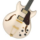 人気の小ぶりなフルアコ"AMH90"のアイボリー（Ivory）カラーが国内ではイシバシ楽器独占販売！ 落ち着いたホワイトにゴールドパーツが映え、上品な風格漂うギターに仕上がっております。 AMH90は、小振りなAMシェイプでありながらフル・ホロウ構造を実現したモデルで軽量で非常に取り回ししやすく ライブやスタジオでの演奏は勿論、常に傍らに置いておき爪弾くギターとしても最適。生音でも十分な音量があり楽しめます。 センターブロックなしのフル・ホロウ・コンストラクションを採用し、抱えやすく扱いやすいコンパクトなサイズ感と、豊かなボディ鳴りを両立した新設計のモデルです。 ブリッジ下部 にのみアンカー固定用 のウッド・ブロックを設置しています。 マカッサル・エボニー材指板を採用、エボニー材と似た特徴を持ち、硬質で音の立ち上りに優れています。 Super'58 ピックアップ w/Tri sound スイッチ搭載。 70年代後半から Ibanez のオリジナル ・ピックアップとしてプロの定評を集めてきた Super‘58 ピックアップを搭載しています。 ウォームなトーンとレスポンスの良さが心地よい 定番 ピックアップです 。 アルニコ ・マグネット採用。 ネック側ピックアップは 、 トライ ・サウンド ・スイッチと 呼 ぶミニ ・スイッチでシリーズ コイルタップ パラレルの3パターンの接続を選択可能です。 ハムバッカーながらシングル・コイルのサウンドも出力可能で様々なジャンルにマッチします。 数量限定販売の為、お早めにご検討下さいませ。 ※画像はサンプルです。■付属品：ソフトケース、メーカー保証書 製品仕様 NecktypeAMExpressionist3pcNyatoh/MaplesetinneckBodyLindentop/Lindenback/sidesFretboardBoundMacassarEbonyfretboardw/AbalonedotinlayFretMediumfretsBridgeGibraltarPerformerbridgestring space10.5mmTailpieceVT06tailpieceNeckpickupSuper58&#40;H&#41;neckpickupBridgepickupSuper58&#40;H&#41;bridgepickupHardwarecolorGoldStringgauge.010/.013/.017/.030/.042/.052