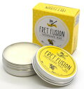 自然由来成分で楽器をケア WS-MW-101 無香料 天然の蜜蜂の巣から採取した、未ざらし蜜蝋とうるおい成分であるスクワランのみを使用した無香料タイプ。 FRET FUSION FRETBOARD WAX はミツバチの巣から採取した天然の未ざらし蜜蝋に、うるおい成分として人の皮脂にも含まれる、浸透性・湿潤性に優れたスクワランを配合した天然の蜜蝋ワックス。楽器の指板に塗布することで油膜が作られ、保湿、潤滑作用、汚れがつきにくくなるなど、様々な効果が期待できます。 FRET FUSIONは、日本国内の老舗油脂蝋専門業者にて、保存料や添加物などは一切使用せず、100％自然由来のもので生産されたワックスです。 自然素材による保湿効果が、乾燥による指板の収縮を防ぎ、艶のある美しい木目を引き立てます。 ギターだけではなく、無塗装やオイルフィニッシュを施した家具などのクリーニング、保湿にもご使用いただけます。 容量： 30ml（水よりも軽い比重のため、30ml入りですが30gにはなりません） 保管方法： 直射日光、高温多湿を避け、冷暗所で保管してください。 ※ 40℃を超える環境に長時間置いていると溶けて分離する可能性がありますが冷やすと元に戻ります。（推奨温度：25℃以下） 使用期限： 安定性の高い不乾性油なので長期間使用可能です。 ※ 数年の保管が可能ですが、万が一スクワランが酸化・異臭がした場合は使用をお控えください。 ※ 自然由来の素材のみ使用しているため、色見や香りに個体差がある場合があります。 ＜ 原材料 ＞ 【 未ざらし蜜蝋 】 ミツバチの巣から得た蝋を精製したものです。ミツバチ（Bee)の蝋（Wax）ということで、ビーズワックス（Bees Wax）とも呼ばれます。 採取された蜂の巣から漂白剤を使用せず、何度も丁寧にこし出して抽出した蜜蝋です。化粧品、軟膏、ハンドクリーム、ろうそく、皮革製品、食品等、様々な用途に使用されています。 【 スクワラン 】 深海にすむアイザメの肝油から抽出されたスクワレンを水素添加して得られる動物油です。 スキンケアの代表的なもののひとつで、人の細胞に含まれるものですから安心です。 浸透性、湿潤性がよく、人の皮脂のうるおい成分としても存在するスクワランは、肌の潤いを保つ効果もあり化粧品にも使用されている保湿性・安全性にすぐれた成分です。 ＜ 効果 ＞ ・ 無塗装の木材の保湿、撥水効果、艶出し、防汚保護 ・ 金属部品のコーティング、サビ防止 ・ 革製品の撥水、艶出し ＜ 使用方法 ＞ クロスなどの柔らかい布にオイルを染み込ませ、木部表面を優しく磨いてください。 磨いた後余分のワックスは、乾いた布で拭き取ってください。 【 使用上の注意 】 ・ 火気に注意してご使用ください。 ・ 乳幼児の手の届かない所に保管してください。 ・ 精油アレルギーのある方はご注意ください。（ひば／ゼラニウム） ・ 自然由来の成分の為、少量口に入る等は問題ありませんが、異常を感じた場合は使用を中止し、医師にご相談ください。