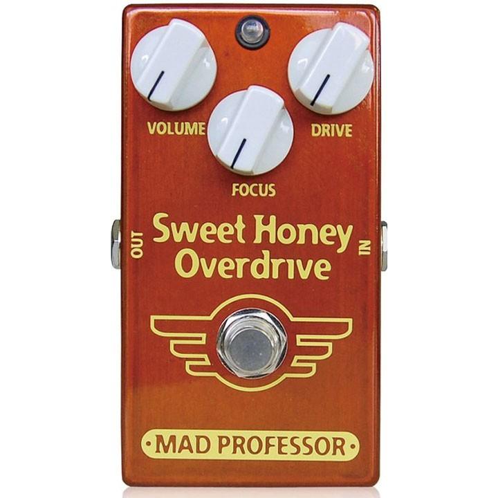 Mad Professorのベストセラーペダル Mad Professorのベストセラーペダル、Sweet Honey Overdriveは、アンプライクでブルージー、そしてクリアで抜けの良い歪みを作り出します。 その音はまさに最高級のフルチューブアンプを絶妙にプッシュして作り出す究極のクランチサウンドだと言われています。 New Sweet Honeuy Overdriveは、そんなSweet Honey Overdriveのサウンドを受け継ぎながら、内部基板、ジャック、ポット等の構造を見直したことでよりお求めやすいモデルとして誕生しました。 ■オリジナルSweet Honey Overdriveとの違い オリジナルSweet Honey OverdriveとNew Sweet Honey Overdriveは、多少ながら違いがあります。 ■筐体 ずっしりと重いオリジナルSweet Honey Overdriveは亜鉛ダイキャスト筐体を採用していますが、New Sweet Honey Overdriveはアルミダイキャストボディを採用し、軽量に作られています。 ■ジャック・スイッチ類 New Sweet Honey Overdriveでは、生産性向上のため、インプット/アウトプットジャック、アダプタージャック、フットスイッチ等を全て基板に直接配置して製作されています。 そのため、インプット/アウトプット/アダプタージャック、フットスイッチが変更されています。 ■サウンド オリジナルSweet Honey Overdriveのサウンドを踏襲していますが、パーツの違いにより、サウンドは多少異なります。※画像はサンプルです。