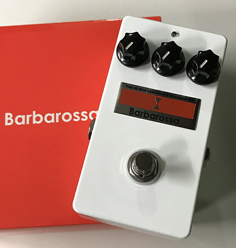 Barbarossa / WIVERNが久しぶりに入荷！！ 上位機種に負けないサウンドの真骨頂でもある、喜怒哀楽の表現力をそこなわないため、ポイントトゥポイントによる配線を採用、手間のかかる手法ですが、そのサウンドは素晴らしいものです。さらにコストパフォーマンスを重視するため信頼性のあるアルミケースを採用し、バルバロッサオリジナルエフェクターが完成しました。 ギターサウンドの最も気持ちの良いポイントの原音を忠実に歪ませるワイバーンは、反応が素早くコードを弾いても一弦一弦がしっかりハーモニーを表現し、リードソロをガッツリ弾くときでも、ずぶとい厚みのある歪みを兼ね備えてます。トーンの効き幅、歪み幅を大きくとることで様々なシーンで活躍できるようセッティングされています。 ※誠に恐れ入りますが商品の特性上、石橋楽器内の他店舗・移動でのご案内は全て御遠慮させていただきます。お問い合わせは石橋楽器渋谷店にお願い申し上げます。