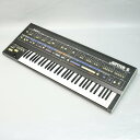 1983年に発売開始された、6ボイス・12VCOのポリフォニック・アナログシンセサイザー「Roland JUPITER-6」。 当時のローランドが誇るフラッグシップモデル「JUPITER-8」の廉価版と捉えられがちですが、1981年に公開されたMIDI規格にいち早く対応するなど、最上位機種のJUPITER-8には無い新機能も多数盛り込まれた事実上の後継機種と言え、秀逸なコストパフォーマンスを発揮。シンクとクロスモジュレーションを持つVCO、3つのモードを持つVCFを備え、レゾナンスのかかり具合は往年のローランド・アナログシンセサイザーの個性そのもの。ソリッドなサウンドは、あえてエフェクターをかけずにプレイするのも面白いかもしれません。 各種操作子はJUPITER-8のレイアウトが踏襲されているものの、筐体デザインの色味は暖色系のJUPITER-8に対して、JUPITER-6は寒色系に統一されてクールな印象。また、ヒートシンクが操作パネル上部に配置された結果スッキリとしたデザインとなったリアパネルは、薄めの筐体とあいまって洗練されたイメージを醸成し、ステージ映えも抜群です。 過去には「ヒューマン・リーグ」「キング・クリムゾン」「ケミカル・ブラザーズ」「ペット・ショップ・ボーイズ」など、イギリスのニューウェイヴ、プログレッシブロック、シンセポップなどのアーティストが好んで使用したと言われ、その先進的で独創的なサウンドで1980〜90年代のミュージック・シーンに彩りを与えてくれた一台。この機会に是非、あなたのヴィンテージ・コレクションに加えてみませんか？ メンテナンス済み。現状動作良好です。 ■商品ランク:B：かなり、傷&使用感はあるが、通常使用する用途において問題なし ■保証:無し ■シリアルナンバー:311872 ■ケース:ハードケース/非純正 ■説明書:無し ■他付属品:ACケーブル ■備考：その他付属品は画像に写っているもののみとなります。 ----------------------------- ▼必ずお読み下さい ※こちらの商品は現物1点限りでございます。 ※基本機能の動作確認のみで、全機能の詳細な動作確認までは行っておりません。現状でのお渡しとなります。ご了承くださいませ。 ※店頭及び、複数のモールに掲載されているため、販売状況・在庫状況にはタイムラグがあり、リアルタイムではございません。 その為、ご注文時に既に売却済となっている可能性がございます。誠に申し訳ございませんが、予めご了承下さいませ。