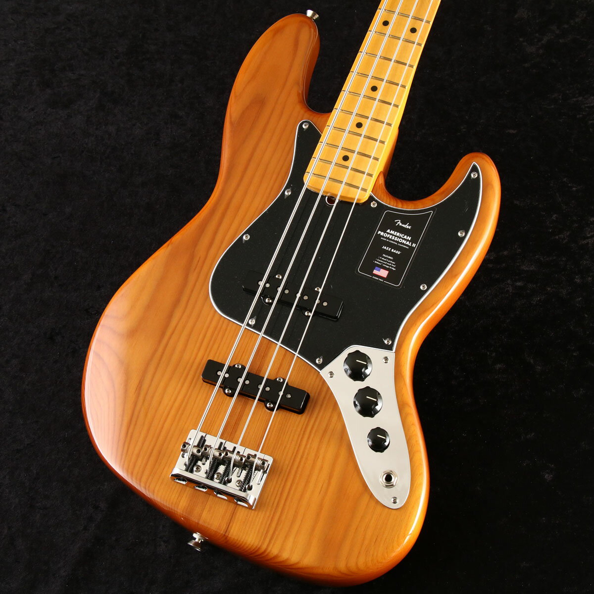 プロアマ問わず大人気のUSA製フェンダー、アメプロがパワーアップして登場！ American Professional II Jazz Bass、60年以上に渡る革新、インスピレーション、進化を経て、現代のプレイヤーの要求に応えます。人気のSlim Cシェイプネックは、丁寧にエッジがロールオフされ、至高の演奏体験を約束する"Super-Natural"サテン仕上げが施されています。また新たに設計されたネックヒールを採用し、快適なフィーリングとハイポジションへの容易なアクセスを実現しました。新しいV-Mod II Jazz BassSingle-Coilピックアップは、これまで以上に繊細なトーンを奏で、Jazz Bassならではのパンチとクラリティを提供します。American Professional II Jazz Bassの手に馴染む感覚とサウンドの多様性は、手に取り、耳にした瞬間、すぐにお分かりいただけることでしょう。プロの楽器の新たなスタンダードとなるような幅広い改良が、American Professional IIシリーズには詰め込まれています。 主な仕様 Body Material Roasted PineBody Finish Gloss UrethaneControl Vintage Style Black Plastic Jazz BassFingerboard MapleHardware Finish Nickel/ChromeNeck Finish “Super-Natural” Satin Urethane Finish on Back of Neck with Gloss Urethane Headstock FacePickguard 3-Ply BlackPosition Inlays Black DotNeck MapleNeck Shape Slim "C"Scale 34" (864 mm)Fingerboard Radius 9.5" (241 mm)Frets 20Frets Size Narrow TallNut BoneNut Width 1.5" (38.1 mm)Bridge Pickup V-Mod II Single-Coil Jazz BassMiddle Pickup V-Mod II Single-Coil Jazz BassNeck Pickups Controls Volume 1. (Middle Pickup), Volume 2. (Bridge Pickup), Master TonePickup Switching NoneBridge 4-Saddle HiMass Vintage (String-Through-Body or Top-Load)Tuning Machines Fender Lightweight Vintage-Style Keys with Tapered ShaftsStrings Fender USA 7250M Nickel Plated Steel (.045-.105 Gauges), PN 0737250406Case/Gig Bag Deluxe Molded Case (Included) ■付属品：レンチ、ハードケース、メーカー正規保証書 ■保証:2年 JAN 0885978580125 個体情報 シリアルナンバー　US22172128 重量　3.74kg