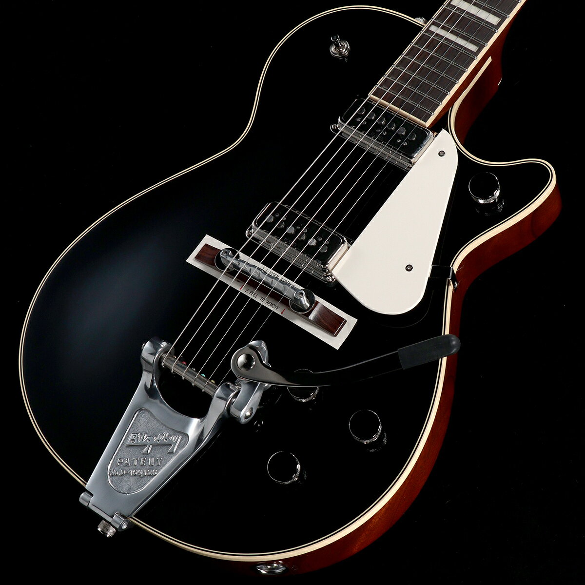 グレッチにとって重要な黄金時代であり、多作な期間だった、1950年代〜1960年代初期にインスピレーションを得て誕生した、Vintage Select Editionギターは、数ある楽器の伝統の中でも“最高のもの”を評価するプレイヤーのためにデザインされています。 Bigsby(R)を搭載した、G6128T-53Vintage Select '53 DuoJet(TM)は、グレッチの最初にして最愛のモデルの1機種を巧みに再現した新たなテイクで、その遺産をロックさせます。 Duo Jetは、1953年にグレッチのフラッグシップ・モデルとしてデビューしました。その特徴的な音のパワーとパンチ感は、チェンバード・マホガニーボディ構造によってもたらされ、トップとボディ間の隙間を共鳴させることで、ハーモニックな豊かさを増幅させ、よりはっきりした明瞭なトーンを実現しています。 現在のモデルは、グレッチ最高の“スクリプト”ヘッドストック・ロゴを再現し、ヴィンテージDyna Sonic(TM)サウンドを忠実に再現する、2基のTV Jones(R) T-Armond(TM) PUなど、特別な仕様が採用されています。 ■重量:3.53kg ■S/N:JT23083323 製品仕様 Body Finish GlossBody Shape Jet?Body Material MahoganyBracing ChamberedBody Binding Aged WhiteBody Depth 2" &#40;51 mm&#41;Neck Material MahoganyNeck Finish Gloss UrethaneNeck Shape Standard "U"Neck Binding Aged WhiteFingerboard Radius 12" &#40;305 mm&#41;Fingerboard Material RosewoodNumber of Frets 22Fret Size Medium JumboNut Width 1.6875" &#40;42.86 mm&#41;Position Inlays Aged Pearloid BlocksNeck Plate NABridge Pickup TV JonesR T-Armond?Neck Pickup TV JonesR T-Armond?Controls Volume 1. &#40;Neck Pickup&#41;, Volume 2. &#40;Bridge Pickup&#41;, Master Volume, Master ToneSwitching 3-Position Toggle: Position 1. Bridge Pickup, Position 2. Bridge And Neck Pickups, Position 3. Neck PickupConfiguration TV JonesR / TV JonesBridge Aluminum CompensatedTuning Machines GroverR Sta-Tite? Die-CastPickguard 1-Ply Vintage WhiteControl Knobs Plain
