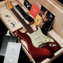 当店カスタムオーダーの62ストラトキャスター!! Custom Built 1962 Stratocaster Journeyman Relic Aged Red Sparkleが入荷!! こちらは、ボディに「Lacquer(ラッカー)」塗装の「2-Piece Alder(アルダー)」。ネックは「Nitrocellulose Lacquer(ニトロセルロースラッカー)」塗装の「Quartersawn Maple（クォーターソウン・メイプル)」。指板は「Flat Laminate-3A Rosewood(AAAグレードローズウッド)」。 ネックシェイプは「60 Style Oval "C"」で、指板Rはやや平らに近い「9.5"Radius」。フレットサイズは「6105 Narrow Tall」の21フレット仕様。 ピックアップには、「Custom Shop Fat60s Strat Single Coil」を搭載。ミドルピックアップは「RWRP」仕様です。コントロールは「Vintage Modified Strat #1」でそれぞれにトーンが効きます。 ルックスは、もはや語る必要なし!!と言いたくなるエイジド・レッド・スパークル!! コアなファン層にとても人気なカラーです。ステージ映えはもちろん、ギターコレクションの1本としてもおすすめです!!かなりギラつかせてくれます!! そしてフィニッシュは「Journeyman Relic」。全体的にエイジング加工が施され、汚れ、細かい傷や、打痕、ウェザーチェック、塗装チップ、曇りやパーツのクスミ、塗装焼けなど経年変化の使用感を再現しております。ただ、スパークルカラーですので、近くで見ないと分かり難い感じです。ネック裏は、薄いクリアラッカーが残っており、こちらがお好みな方も多いはずです。 気になった方はお早めにご検討下さいませ。 イシバシ楽器渋谷店はFender社から認定されているFender Custom Shopの取扱い最高ランクディーラー「SHOW CASE DEALER(ショーケースディーラー)」です。さらに、フェンダーミュージック株式会社のカスタムショップ担当より、スペシャリストの認定と信頼を得たスタッフが在籍。 マスタービルトシリーズやカスタムビルトシリーズ、アーティストシリーズを数多く取扱います。特に他ディーラーを圧倒する当店オーダーの「世界で1本だけのオリジナル」のカスタムモデルは、ヴィンテージスタイルとはまた違った新たなフェンダーギターの可能性を生み出しております。フェンダーカスタムショップ製ギター、ベースをお探しのお客様は、どうぞご利用くださいませ。 ■付属品：認定証、ハードケース、トレモロアーム、正規保証2年 ■シリアルナンバー：CZ547721 ■重量：3.65kg ■商品CD：0717669751203 ※複数のモールに掲載されているため、売却に伴う商品情報の削除は迅速を心掛けておりますが 必ずしもリアルタイムではございませんので、ご注文後に万一売り切れとなっておりました際は誠に申し訳ございませんがご容赦くださいませ。 製品仕様 Finish body LacquerBody 2-Piece AlderNeck Quartersawn MapleFinish Neck Nitrocellulose LacquerFingerboard Flat Laminate-RosewoodNeck Back-Shape 60 Style Oval "C"Radius 9.5"RadiusFrets 21, Narrow Tall 6105Pickup Custom Shop Fat60s Strat Single Coil&#40;N&#41;&#40;B&#41;Pickup Custom Shop Fat60s Strat Single Coil RWRP&#40;M&#41;Switch 5-WayBridge American VintageTuners Vintage Style&#40;Fender Logo&#41;Nut Bone