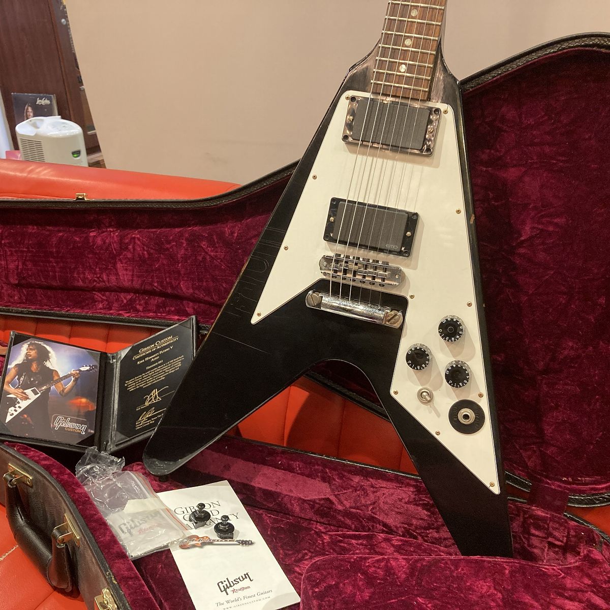 2012年に限定100本で生産されたKirk Hammett Flying V Aged Ebony！ カークが1979年に購入し、多くの演奏で使ってきたFlying Vをとことんまで再現したしぐネイチャーモデル。 Aged & Signedが50本、Agedが100本と、合計で150本のみ生産されました。 本人の実機は、発売された2012当時にはガンガン弾き倒され、既に一線を退いたギターでしたが、そこに至るまでの弾きこまれた傷やウェザーチェックの入り方など究極まで再現されています。 フロントピックアップにEMG-81、リアにEMG-Hを搭載。 アクティブのハムとシングル1発ずつという、攻撃的なカークのサウンドの肝となる仕様です。 ヘッドストックは少し丸みを帯びた三角で、70年代の仕様を正確に再現。 背面に貼られたガムテープやモデファイされたTune-O-maticブリッジ、エスカッションなど、カークのこだわりのセッティングはもちろん、40mmのナット幅、ピックガードの割れ部分など、細やかなプロファイルによる正確な仕事が光ります。 フレットはジャンボフレットを採用。 ほぼ弾かれていないようで、9割以上残っております。 ネックの状態も良好で、トラスロッドは左右90°ずつ確認しておりますが、それ以上まだまだ回りそうです。 10年以上経っているのである程度ダメージがございますが、元がエイジドなので大きく目立つような部分は少ないです。 ガムテープが所々剥がれかけており、補修されている可能性がございます。 ■保障：12ヵ月 ■シリアルナンバー：HAMMET 041 ■重量：3.15kg ※こちらの商品は、Finest Guitarsにて販売しております 他店舗への移動はお断りしております。 予め、ご了承お願い致します。