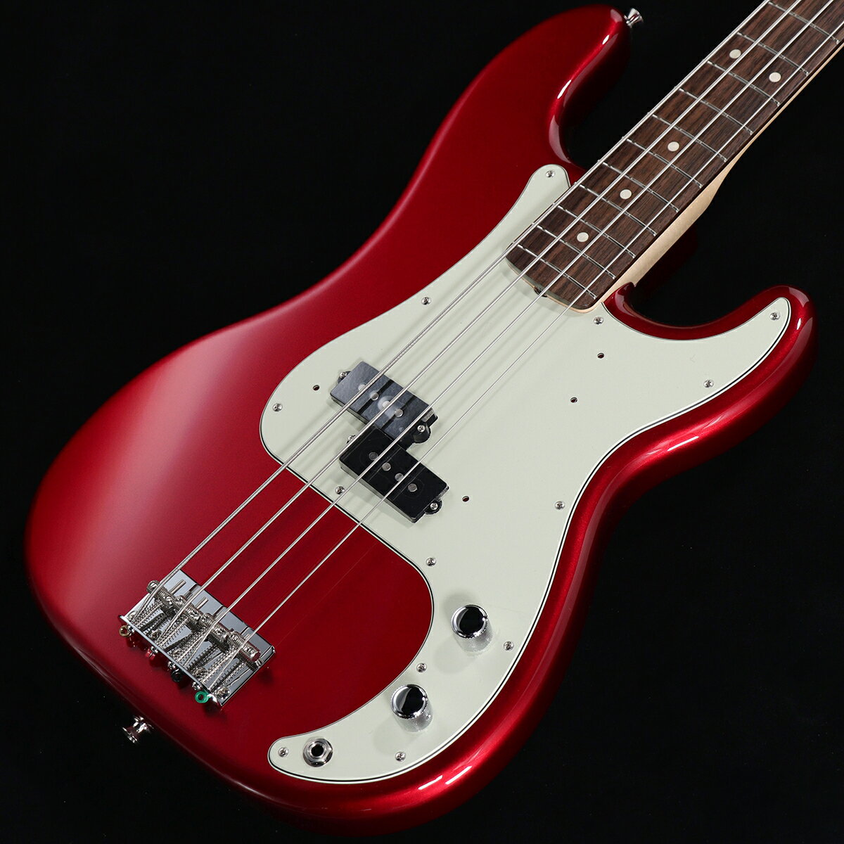 2023年限定モデルCandy Apple RedのHeritage 60s Precision Bass登場！Made in Japan Heritageは、ヴィンテージ楽器がプレイヤーに与える至高の演奏体験を追求したシリーズです。Fender Custom Shopでマスタービルダーとして名を馳せ、ヴィンテージ楽器に対して深い造詣を誇るマーク・ケンドリックの監修を得て採用された、ヴィンテージファンを魅了するスペックを詰め込んでいます。HeritageシリーズのすべてのモデルはUSA製品のプロファイリングデータを元に設計されており、ボディシェイプやネックシェイプも年代に合わせて採用。クロスワイヤーのピックアップやピックアップのセッティングとトーン、ボディのカラーの再現性など、細部に至るまでフェンダーの正統な系譜を受け継いでいます。Made in Japan Heritage 60s Precision Bassはアルダーボディにラッカーフィニッシュを施し、使用年月と共に色合いに深みが増します。20本のヴィンテージスタイルフレットを装備した7.25インチラジアスの“1963 C”シェイプメイプルネック、4つのスレデッドスチールサドル付きヴィンテージスタイルブリッジ、そしてHeritageシリーズのために特別に選定されたピックアップなど、本製品を構成するすべての仕様はクラシックなプレイアビリティと甘いヴィンテージトーンを実現するためにこだわり抜かれています。多くの偉大なミュージシャンを虜にしてきたフェンダーの唯一無二のプレイアビリティと味わい深いトーンが、Heritageシリーズで体験いただけます。■S/N:JD23016930■重量:3.85kg■付属品:ソフトケース、メーカー保証書 製品仕様 Body MaterialAlderBody FinishGloss LacquerNeckMaple, 1963 “C”Neck FinishGloss Lacquer &#40;309&#41;, Nitrocellulose Lacquer Over Urethane Finish &#40;300&#41;FingerboardRosewood, 7.25” &#40;184.1 mm&#41;Frets20, VintagePosition InlaysClay Dot &#40;Rosewood&#41;Nut &#40;Material/Width&#41;Bone, 1.650” &#40;42 mm&#41;Tuning MachinesPure Vintage Reverse Open-GearScale Length34” &#40;86.36 cm&#41;Bridge4-Saddle Vintage-Style with Threaded Steel SaddlesPickguard3-Ply Mint Green &#40;309&#41;, 4-Ply Tortoiseshell &#40;300&#41;PickupsPremium Vintage-Style 60s Single-Coil P Bass &#40;Middle&#41;Pickup SwitchingNoneControlsMaster Volume, Master ToneControl KnobsKnurled Flat-TopHardware FinishNickel/ChromeStringsNickel Plated Steel &#40;.045-.105 Gauges&#41;Case/Gig BagDeluxe Gig Bag