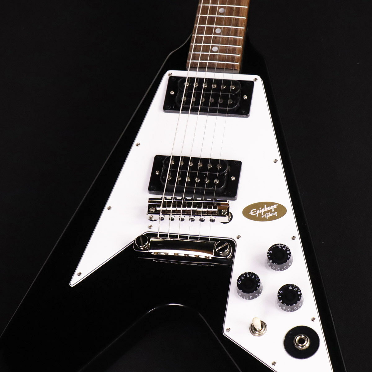 モンスターバンドMETALLICA(メタリカ)のKirk Hammett(カーク・ハメット)が愛用している1979年製フライングVを、Epiphone Inspired by Gibson Custom Shopで再現！ Gibson Custom ShopからリリースされたKirk Hammett 1979 Flying V Ebony Murphy Lab Replica Agedが記憶に新しいですが、ついにEpiphone(Inspired by Gibson Custom Shop)ブランドからもリリース！ カーク・ハメットの1979年製Flying Vは、世界中のメタリカ・ファンにとってお馴染みのギターです。 そのギターはカークにとって初のギブソンであり、ギブソン・ギターへの情熱を確立した記念すべき1本です。購入のきっかけは、カークが当時憧れていた有名なFlying Vプレイヤーに触発されたことと、よりふくよかなサウンドを求めていたことに由来します。 カークはそのオリジナルギターを今でも弾き続けており、『Kill 'Em All』、『Ride the Lightning』、『Master of Puppets』、『...And Justice for All』、『The Black Album』など、初期のメタリカのすべてのアルバムでそのギターを使用しました。 カークのFlying Vはヘヴィメタル界で最も重要なギターのひとつとして高い評価を得ています。 この度エピフォンは、ギブソン・カスタムショップとの連携のもと、カークのオリジナルギターを念入りに再現した Epiphone Kirk Hammett 1979 Flying Vをリリースします。 アイコニックなEbonyカラーは勿論、最新アルバム「72 Seasons」のツアーでも使用しているGibson Custom Shopモデルと同色のPurple Metallicカラーも同時リリースとなります。 カークが所有するオリジナルを忠実に再現している本モデルは、ボリュート付きの1ピース・マホガニーNeck、"Spade"ボタンGroverペグ、カスタムブリッジを採用。 さらにピックアップにはGibson T-Typeハムバッカーを、電装にはCTS製ポットとOrange Dropコンデンサー、Switchcraft製トグル・スイッチを採用しております。 ヘッドストックにはKIRK HAMMETのロゴが入り、ブラック・ハードシェル・ケースが付属いたします。 主な仕様 Body Shape : Flying V Material : Mahogany Neck : One-piece Mahogany Profile : Rounded“C”with Volute Nut width : 43mm Fingerboard : Indian Laurel Scale length : 628.65mm Number of frets : 22 Nut : Graph Tech Inlay : Mother of Pearl Dot Bridge : Custom Bridge Tailpiece : LockTone Stop Bar Tuners : Grover Rotomatic with Spade Button Plating : Nickel Neck pickup : Gibson USA Calibrated T-Type Bridge pickup : Gibson USA Calibrated T-Type Controls : 2Volume, MasterTone, CTS Potentiometers, Orange Drop Capacitor Case : Black Hardshell with Red Plush Interior ■シリアル : 23061521587■重量 : 3.33 kg■JAN : 4570155996535 ■付属品：ハードケース、Epiphoneユーザー登録カード ※ご購入後、同梱されるユーザー登録カードに必要事項をご記入の上、15日以内にギブソン・ジャパンへご郵送ください。ユーザー登録したご本人様に限り、メーカー規定の故障に対して無期限での保証が提供されます。 複数のサイトに掲載しておりますため、他のサイトにて既にご販売済みである場合もございます。 売却に伴う商品情報の削除は迅速を心掛けておりますが、ご注文後に万一売り切れとなっておりました際は誠に申し訳ございませんがご容赦くださいませ。