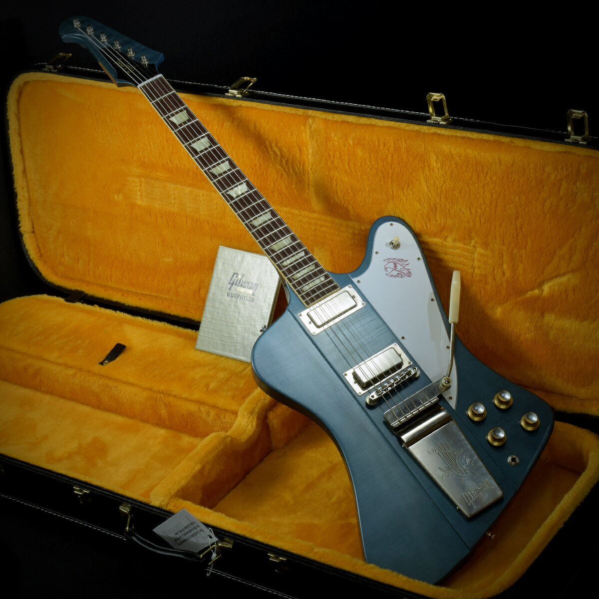 「Murphy Lab Collection」の「1963 Firebird V w/Maestro Vibrola Ultra Light Aged Pelham Blue」が入荷！ エイジングの渋さと鮮やかなブルーが印象的な「Pelham Blue」フィニッシュがクールな一本！ エイジングのレベルは「Ultra Light Aged」で、ウェザーチェック、ライトエイジド・ハードウェアといった経時変化によるオーセンティックなヴィンテージ・ギターのルックスを再現しております。 ネック・グリップはハイポジションにやや厚みのある「Authentic '63 Medium C-Shape」を採用し、Murphy Lab製品にのみ施される「ロールド・バインディング」により、ヴィンテージ特有のプレイ・フィーリングも再現している点も注目です！ ゴージャスなルックスも併せ持つこちらのファイヤーバード、是非ロックバンドでガッツリ鳴らして頂きたい一本です！ 主な仕様 Body Material : 9-ply Mahogany/Walnut Neck-Through Neck Material : 9-ply Mahogany/Walnut Neck-Through Neck Profile : Authentic '63 Medium C-Shape Scale Length : 24.75" / 628.65mm Fingerboard Material : Indian Rosewood, Hide Glue Fit Fingerboard Radius : 12" Number Of Frets : 22 Frets : Authentic Medium-Jumbo Nut Width : 1.69" / 42.85mm Hardware Finish : Nickel; Murphy Lab Light Aged Bridge : ABR-1 Tailpiece : Maestro Vibrola Tuning Machines : Deluxe Banjo Tuners Neck Pickup : Firebird Alnico 5 Bridge Pickup : Firebird Alnico 5 Controls : 2 Volume, 2 Tone, 500K CTS Potentiometers, Hand-Wired Harness Pickup Selector : 3-Way Switchcraft ■ シリアル : 302483■重量 : 3.89kg■JAN : 4580568419965 ■付属品 : 認定証、ハードケース、正規保証（要ユーザー登録） 複数のサイトに掲載しておりますため、他のサイトにて既にご販売済みである場合もございます。 売却に伴う商品情報の削除は迅速を心掛けておりますが、ご注文後に万一売り切れとなっておりました際は誠に申し訳ございませんがご容赦くださいませ。