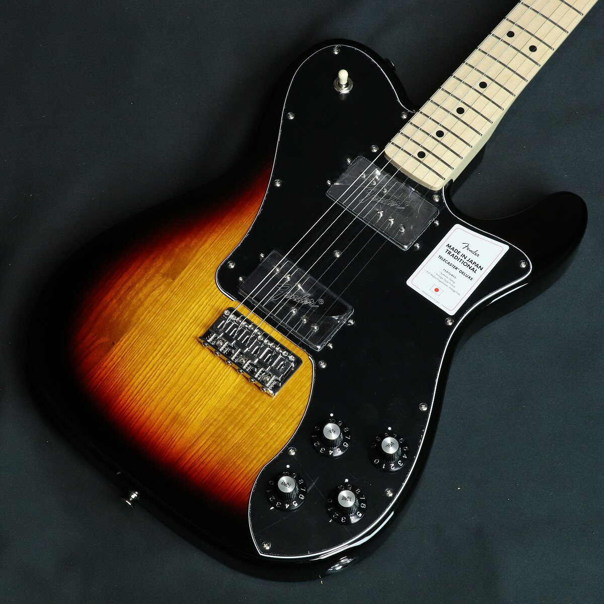 日本製フェンダーの大人気シリーズ『Made in Japan Traditional』がリニューアルして登場！ 70s Telecaster Deluxeフェンダーの伝統的な楽器製作の美学と日本の洗練されたクラフトマンシップを融合することで導き出されたMade in Japan Traditionalシリーズ。フェンダーの正統なDNAが、確かなMade in Japanクオリティで蘇ります。Made in Japan Traditional 70s Telecaster Deluxeはグロスフィニッシュのアッシュボディを採用。21本のヴィンテージスタイルフレットを装備した9.5インチラジアスの”U”シェイプメイプルネックがTraditionalシリーズならではのクラシカルな演奏性を提供します。6サドル式String-Through-Bodyブリッジ、そしてTraditionalシリーズのために選定されたオリジナルピックアップはリアルで音楽的なヴィンテージトーンを奏でます。細めに設計されたナ ット幅は日本のプレイヤーにも弾きやすい仕様となっています。堅実なギタークラフトマンシップと、プレイヤーのニーズに柔軟に対応する答えが、本シリーズに反映されています。主な仕様ボディ Ashボディフィニッシュ Gloss Polyesterコントロールノブ Vintage-Style Skirted Black Plasticフィンガーボード Mapleハードウェアフィニッシュ Nickel/Chromeネックフィニッシュ Gloss Urethaneピックガード 3-Ply Blackポジションインレイ Black Dotボディシェイプ Telecasterネック Mapleネックシェイプ "U" Shapeスケール 25.5" (648 mm)フィンガーボードラジアス 9.5" (241 mm)フレットナンバー 21フレットサイズ Vintageナット Boneナット幅 1.615" (41.02 mm)ブリッジピックアップ Fender Wide Range Humbuckingネックピックアップ Fender Wide Range Humbuckingコントロール Volume 1. (Neck Pickup), Volume 2. (Bridge Pickup), Tone 1. (Neck Pickup), Tone 2. (Bridge Pickup)ピックアップスイッチ 3-Position Toggle: Position 1. Bridge Pickup, Position 2. Bridge and Neck Pickups, Position 3. Neck Pickupピックアップコンフィギュレーション HHブリッジ 6-Saddle Strings-Through-Body Hardtailチューニングマシーン Fender Vintage "F" Stampedストリング Nickel Plated Steel (.009-.042 Gauges)ケース/ギグバッグ Gig Bag■付属品：ソフトケース、メーカー保証書 ■保証:2年 ■JANコード:0885978483839 ■シリアルナンバー:JD23010089 ■重量:3.95kg ※こちらの商品は店頭展示品の為、画像に写りにくい磨き傷などがある場合がございます。