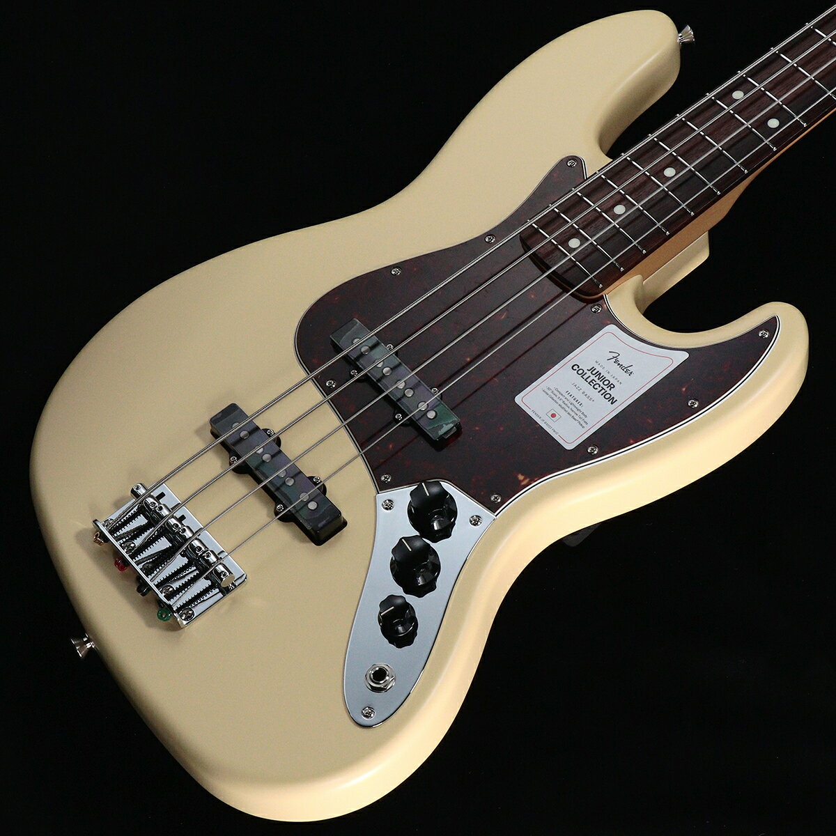 30インチスケールを採用した日本製ジュニアコレクション『ジャズベース』登場！Made in Japan Junior Collection Jazz Bassは従来のFenderのルックスを纏いながら30インチスケール指板を採用した、これから楽器を始めるエントリープレイヤーや若年層への新しい選択肢の一つとなるベースです。30インチスケール指板がコードを押さえやすさと押弦時の指への負担を軽減し、約94%にスケールダウンしたコンパクトなボディと新しいボディキャビティ設計により軽量化を実現することで、より高い演奏性を提供します。搭載している新設計のJunior Collection Modified Single Coil Jazz Bassピックアップは、Jazz Bassならではの伸びやかでうねるようなトーンが得られます。ヴィンテージタイプのチューナーとヴィンテージスタイルの4サドルブリッジにより、チューニングの安定性を確保しています。■S/N:JD23024772■重量:3.54kg■JANコード:0717669547929■付属品:ソフトケース、保証書、六角レンチ 製品仕様 Body Material BasswoodBody Finish Gloss Polyester, Satin PolyesterNeck Maple, Modern “C”Neck Finish Satin UrethaneFingerboard Rosewood, 9.5” &#40;241 mm&#41;Frets 19, Narrow TallPosition Inlays White DotNut &#40;Material/Width&#41; Bone, 1.5” &#40;38.1 mm&#41;Tuning Machines Vintage-StyleScale Length 30” &#40;762 mm&#41;Bridge 4-Saddle Vintage-StylePickguard 4-Ply TortoiseshellPickups Junior Collection Modified Single Coil Jazz Bass &#40;Bridge&#41;, Junior Collection Modified Single Coil Jazz Bass &#40;Neck&#41;Pickup Switching NoneControls Volume 1. &#40;Middle Pickup&#41;, Volume 2. &#40;Bridge Pickup&#41;, Master ToneControl Knobs Black PlasticHardware Finish Nickel/ChromeStrings Nickel Plated Steel &#40;.045-.105 Gauges&#41;Case/Gig Bag Gig Bag