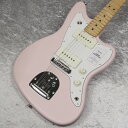 24インチスケールを採用した日本製ジュニアコレクション『ジャズマスター』登場！Made in Japan Junior Collection Jazzmasterは従来のFenderのルックスを纏いながら24インチスケール指板を採用した、これから楽器を始めるエントリープレイヤーや若年層への新しい選択肢の一つとなるギターです。24インチスケール指板がコードを押さえやすさと押弦時の指への負担を軽減し、約94%にスケールダウンしたコンパクトなボディと新しいボディキャビティ設計により軽量化を実現することで、より高い演奏性を提供します。搭載している新設計のJunior Collection Modified Single Coil Jazzmasterピックアップは、エフェクトとも相性の良い本格的なJazzmasterトーンが得られます。ヴィンテージタイプのチューナーとヴィンテージスタイルのフローティングトレモロブリッジにより、チューニングの安定性を確保しています。■JANコード:0717669547790■付属品:ソフトケース、保証書、トレモロアーム、六角レンチ 製品仕様 Body Material BasswoodBody Finish Gloss Polyester, Satin PolyesterNeck Maple, Modern “C”Neck Finish Satin UrethaneFingerboard Maple, 9.5” &#40;241 mm&#41;Frets 22, Narrow TallPosition InlaysBlack DotNut &#40;Material/Width&#41; Bone, 1.650” &#40;42 mm&#41;Tuning Machines Vintage-StyleScale Length 24” &#40;610 mm&#41;Bridge 6-Saddle Vintage-Style Adjustable with “Floating” Tremolo TailpiecePickguard 3-Ply EggshellPickups Junior Collection Modified Single Coil Jazzmaster &#40;Bridge&#41;, &#40;Middle&#41;, Junior Collection Modified Single Coil Jazzmaster &#40;Neck&#41;Pickup Switching 3-Position ToggleControls Master Volume, Master ToneControl Knobs Vintage White PlasticHardware Finish Nickel/ChromeStrings Nickel Plated Steel &#40;.009-.042 Gauges&#41;Case/Gig Bag Gig Bag