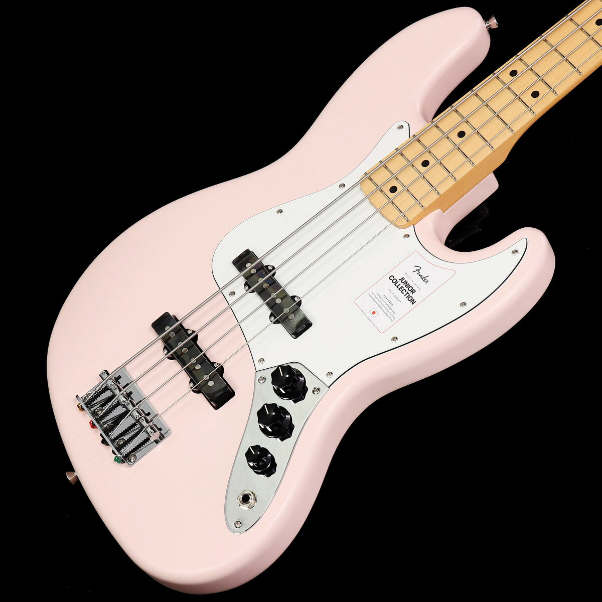 30インチスケールを採用!!!Made in Japan Junior Collection Jazz Bassは従来のFenderのルックスを纏いながら30インチスケール指板を採用した、これから楽器を始めるエントリープレイヤーや若年層への新しい選択肢の一つとなるベースです。30インチスケール指板がコードを押さえやすさと押弦時の指への負担を軽減し、約94%にスケールダウンしたコンパクトなボディと新しいボディキャビティ設計により軽量化を実現することで、より高い演奏性を提供します。搭載している新設計のJunior Collection Modified Single Coil Jazz Bassピックアップは、Jazz Bassならではの伸びやかでうねるようなトーンが得られます。ヴィンテージタイプのチューナーとヴィンテージスタイルの4サドルブリッジにより、チューニングの安定性を確保しています。その他 ◆付属品：ソフトケース、保証書■商品コード：0717669547868■重量：3.65kg■シリアルナンバー：JD23022566 製品仕様 Body Material BasswoodBody Finish Gloss Polyester, Satin PolyesterNeck Maple, Modern “C”Neck Finish Satin UrethaneFingerboard Maple, 9.5” &#40;241 mm&#41;Frets 19, Narrow TallPosition Inlays Black Dot &#40;Maple&#41;, White Dot &#40;Rosewood&#41;Nut &#40;Material/Width&#41; Bone, 1.5” &#40;38.1 mm&#41;Tuning Machines Vintage-StyleScale Length 30” &#40;762 mm&#41;Bridge 4-Saddle Vintage-StylePickguard 3-Ply EggshellPickups Junior Collection Modified Single Coil Jazz Bass &#40;Bridge&#41;, Junior Collection Modified Single Coil Jazz Bass &#40;Neck&#41;Pickup Switching NoneControls Volume 1. &#40;Middle Pickup&#41;, Volume 2. &#40;Bridge Pickup&#41;, Master ToneControl Knobs Black PlasticHardware Finish Nickel/ChromeStrings Nickel Plated Steel &#40;.045-.105 Gauges&#41;Case/Gig Bag Gig Bag