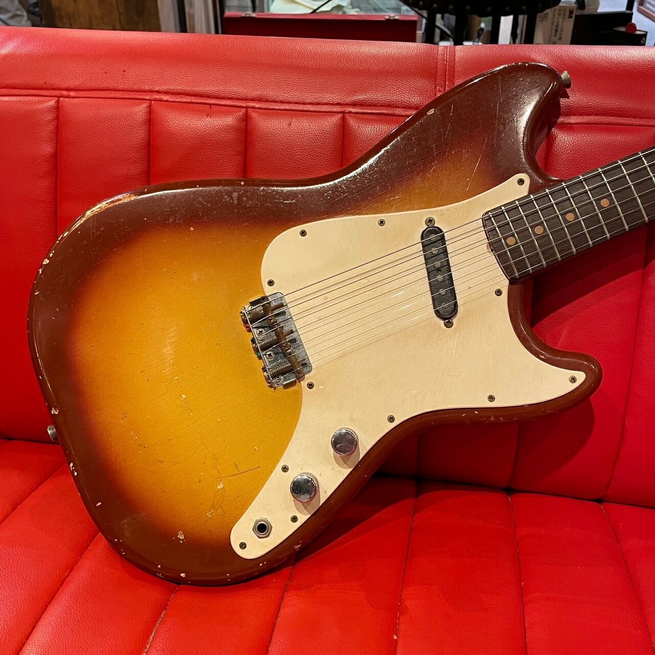 ラウンド・ボードのハカランダ指板、クレイ・ドット・ポジションマーク仕様の1963年製 Musicmaster。 ヴィンテージらしい貫禄たっぷりなルックスが魅力の一本。 ピックアップはオリジナルのブラック・ボビンを搭載。 シンプルな仕様ですが、ナイスなトーンを存分に味わえます。 ナット、フレット交換。 ピックアップ・カバーの上部がカットされております。 Serial Number：95804 Neck Date：JAN63A Pot Date：304-6309(×2) Weight：2.8kg with Original Hard Case ※コチラの商品は、Finest Guitarsにて販売しております。 他店への移動は出来かねます。予めご了承お願い致します。