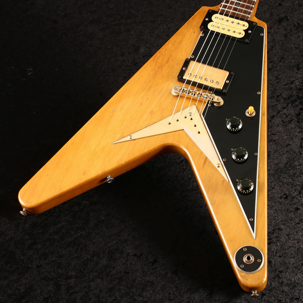 1981年から1983年頃に製造された非常に珍しいGibson Flying V Heritage Korina Reissueが入荷致しました！ 3ピースのコリーナボディ、21Fジョイントで70年代の仕様を受け継いだ3ピースのコリーナネック、ローズウッド指板と貴重なコリーナ材が用いられております。 ヘッドのロゴ、ABR-1ブリッジ、V字のプレート、ボディサイドのラバーなどオリジナルに近いスペックを持ち良い雰囲気です。 フロントPUが交換されておりオープンで珍しいダブルホワイトのTimShaw PAFが搭載、リアはオリジナルと思われるゴールドカバーのTimShaw PAFですが、両PU共に配線延長がされております。 枯れたヴィンテージライクなトーンでコリーナ材の影響もあってかミドルが豊かでヌケの良いサウンドをアウトプット。 POTは1982年製となっております。 ネックジョイント部にクラック修正がございますが現在はきれいに補修されており問題がない状態です。 その他、ペグ、フロントエスカッション、トグルスイッチノブが交換され、ストラップピンが増設されております。 フレットも交換されていると思われ、山がしっかりと残っており演奏コンディションは良好です。 ケースは純正のハードケースが付属いたしますがグリップが破損しておりオールパーツ製の物に交換されております。（交換前のハンドルも付属いたしますが割れており使用不可です） 年式相応の打痕、傷、ボディバックの塗装剥がれ、ウェザーチェック、金属パーツのくすみ、メッキ剥がれなどはございますが外観を損なうようなものはなく雰囲気の良い状態となっております。 なかなか出回らず非常に貴重なモデルとなっておりますので是非この機会にご検討くださいませ！！ ■トラスロッド：締め方向余裕あり/緩め方向余裕あり ■ネックコンディション：問題無し ■フレット：残り8割 ■ケース：純正ハードケース ■付属品：破損したケースのハンドル ■シリアルナンバー:E047 ■重量（?）:2.98 ■保証:12ヵ月 ▼必ずお読み下さい ※こちらの商品は現物1点限りでございます。 ※店頭及び、複数のモールに掲載されているため、販売状況・在庫状況にはタイムラグがあり、リアルタイムではございません。 その為、ご注文時に既に売却済となっている可能性がございます。誠に申し訳ございませんが、予めご了承下さいませ。 商品ランク:B