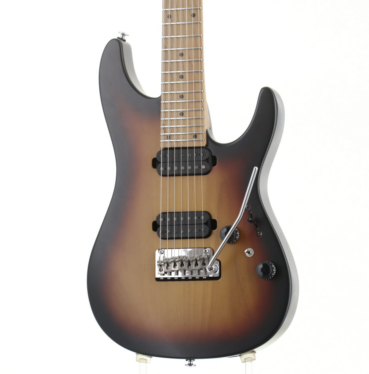 Prestige AZ24027 Tri Fade Burst Flatがユーズドで入荷！！ Ibanez AZは、Rock/Metal/Fusionをバックグラウンドとしたギタリストに向けて、あらゆる演奏シーンへの対応力を追求し開発されたモデルです。 一方でそのリリース以来、高いプレイアビリティを備え、豊富な音色やレンジの広さ、そしてシーンを選ばない対応力を持った 7弦モデルへの展開は、渇望の声としてメタルのみならず様々なジャンルのギタリストから耳にすることとなりました。 彼らの声を原動力に、2021、Ibanez は多弦ギターのパイオニアとして2つの AZ-7モデルを世に放ちます。それは、30年近くに渡り培った多弦ギターの開発から 製造に対するノウハウを注ぎ込み、またAZの創造で得られた資源やスペック、経験則を最大限に詰め込んだ、新境地の7弦ギターと言えるでしょう。 本機はピックアップがフロントPU：Seymour Duncan SENTIENT-7、リアPU ：Seymour Duncan NAZGUL-7に交換されています。 ある程度の使用感やキズ、小さな打痕はございますがプレイコンディションは良好です。 ぜひこの機会にご検討くださいませ。 ■商品ランク:B+：多少傷はあるが通常使用する用途において問題なし ■製造国:日本 ■製造年:2021 ■保証:12ヶ月 ■シリアルナンバー:F212514 ■ケース:ハードケース/純正 ■重量:3.62 kg ■フレット残り:80%〜90%程度 ■トラスロッド:締め/緩め方向に余裕あり ■ネックコンディション:良好 ■説明書:なし ■他付属品:アーム ■備考：その他付属品は画像に写っているもののみとなります。 ----------------------------- ▼必ずお読み下さい ※こちらの商品は中古品の現物1点限りでございます。 ※中古品につき、使用による傷・打痕等、写真に写りにくい傷がございます。予めご了承くださいませ。 ※店頭及び、複数のモールに掲載されているため、販売状況・在庫状況にはタイムラグがあり、リアルタイムではございません。 その為、ご注文時に既に売却済となっている可能性がございます。