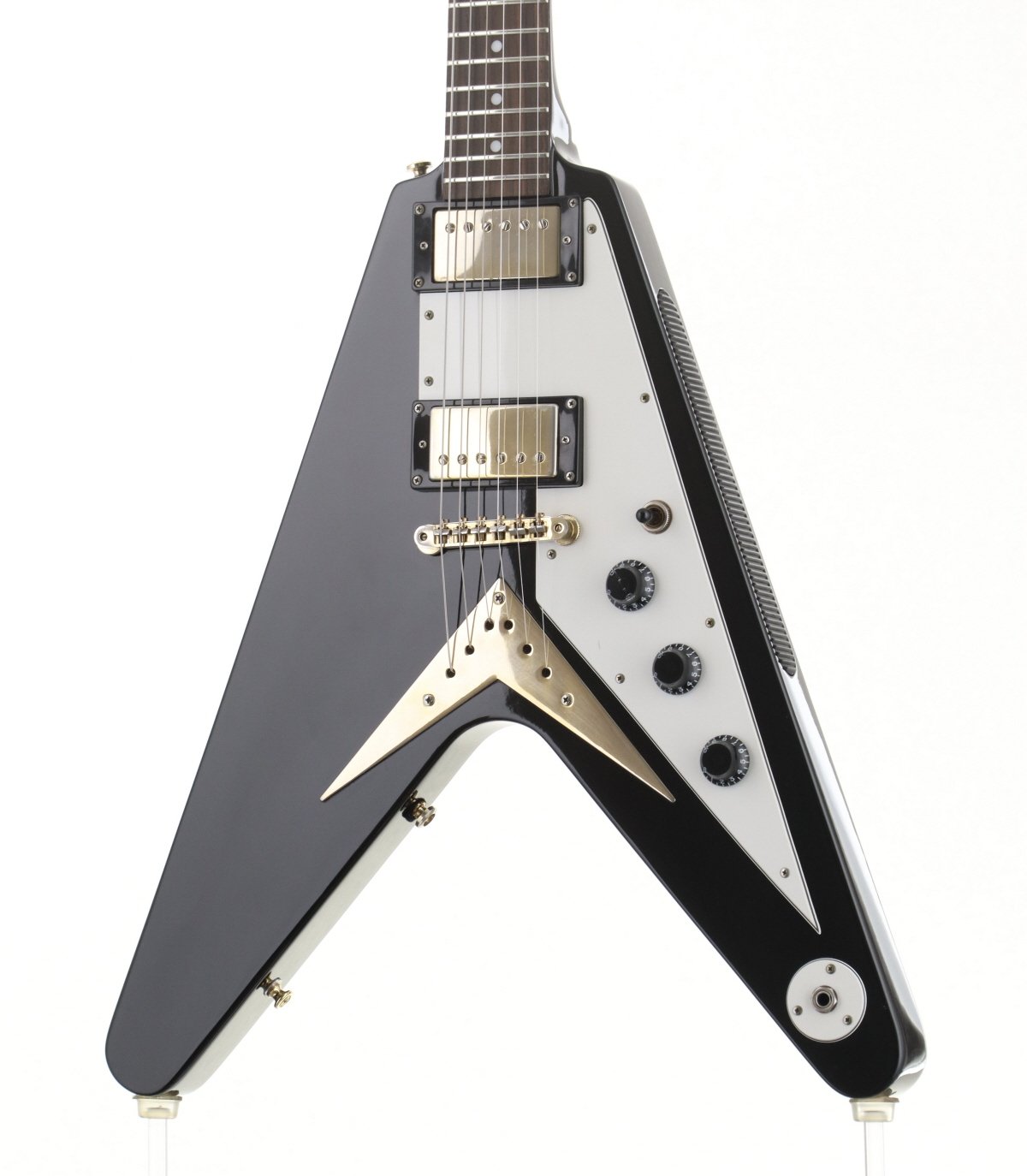 Epiphone / '58 Korina Flying V Ebonyが入荷しました。 2010年、中国工場製、正統の流れを汲むエピフォン・58コリーナ・フライングV。 マホガニーボディ、マホガニーセットネック、ローズウッド指板。 ブリッジピックアップにAlnico Classic Plus HB（57CH）、ネックピックアップはAlnico Classic HB（HOTCH）搭載。 今に至るまでそのインパクトを失わないデザインは、いつでもステージでの活躍を約束します。 全体にキズや汚れのある、プレイヤーズコンディションです。 入荷後クリーニング、全体調整、すり合わせ済みで演奏状態は良好です。 ■トラスロッド：ロッド左右60度まで確認済みにて問題なし ■ネックコンディション：良好 ■フレット：十分 ■ケース：オリジナルソフトケース（ジッパー破損） ■付属品：無し ■シリアルナンバー:1008204086 ■重量: 約3.14kg ■保証:12ヶ月 ■商品ランク:B+:多少傷はあるが通常使用する用途において問題なし