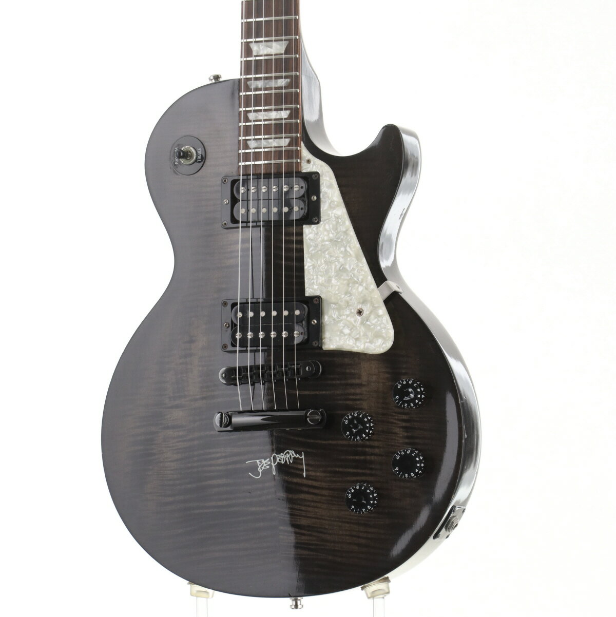 GIBSON USA JOE PERRY Les Paulが中古で入荷。 言わずと知れたアメリカ合衆国のロックバンド、エアロスミスのギタリストであるジョー・ペリーモデル。 FrontPU:57Classic BridgePU:Original Design JoePerry Humbucker ボディに傷、打痕やクラックが多めにございます。 ノブに割れがございます。 ■トラスロッド：締める側に半周程度 ■ネックコンディション：問題無し ■フレット：十分 ■ケース：純正ハードケース（破損あり） ■付属品：無し ■シリアルナンバー:#90357304 ■重量（kg）:4.42 ■保証:12ヵ月 ▼必ずお読み下さい ※こちらの商品は現物1点限りでございます。 ※店頭及び、複数のモールに掲載されているため、販売状況・在庫状況にはタイムラグがあり、リアルタイムではございません。 その為、ご注文時に既に売却済となっている可能性がございます。誠に申し訳ございませんが、予めご了承下さいませ。 商品ランク:B