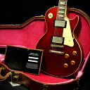 日本ディラー限定で製作された1957 Les Paul Standard VOS Sparkling Burgundyが入荷！！ 1957 Les Paulをもとに、トップのカラーをスパークリング・バーガンディにてフィニッシュした1本。ラメ感のあるキラキラした鮮やかなカラーリングで唯一無二の個体となっております。 ボディバックは、ナチュラルフィニッシュで、マホガニー。ピックアップは、クローズのカスタムバッカー・アンポッテッドを2基搭載しておりますので、ビンテージライクなサウンドをご堪能できます。 パーツは、ニッケルハードウェア、クリームカラーのピックガード、ゴールドトップハットと1957年モデルと同じですが、ペグをグローバーペグへ、ピックアップマウントリングをブラックに変更しております。勘の良い方にはわかる仕様がたまりません。 リアピックアップのみカバーを外すのも格好良いかもしれません。 ネックは1959ネックシェイプ、フレットはミディアム・ジャンボを採用。握りやすく、扱いやすいプレイアビリティ抜群のネックシェイプでございます。 ぜひこの機会にご検討くださいませ。 ■付属品：ハードケース、Gibsonユーザー登録カード ■シリアルナンバー:731963 ■重量：4.22kg ■JAN:4570156001320