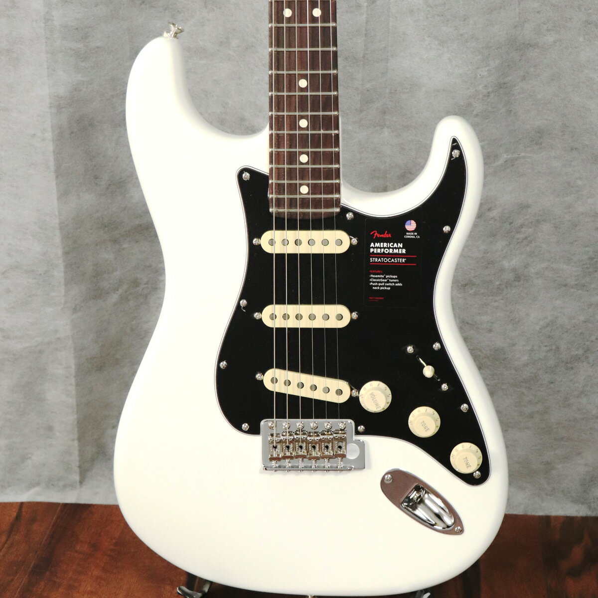 American Performer Stratocaster 【WEBSHOPの商品について】 こちらの商品は、店頭未展示品で、倉庫保管品となります。 WEBSHOP取り扱いの弦楽器は、出荷前に専任スタッフにより楽器の各部機能チェックを行っております。 カリフォルニア州のコロナ工場で製造されるAmericanPerformer Stratocaster は、USA 製フェンダーならではのオーセンティックなトーンとフィーリングを提供し、パフォーマンスにインスピレーションを与えるモダンスペックを随所にフィー チャーしています。 本モデルは、American Performer シリーズのために特別に開発された、リッチで表情豊かなトーンを奏でるYosemite(TM)シングルコイルピックアップを搭載しています。 Yosemite (TM)ピックアップは高出力を実現する面取りのないポールピースのスタッガード仕様となっており、ピックアップをシェラック溶液でポッティングすることでフィードバックを抑制しながらダイナミックなサウンドを奏でます。 また、American Performer Stratocaster はトーンを絞った際に低域も同時に適量アッテネートするGreasebucket(TM)トーンサーキットを搭載し、音の濁りを防ぎます。さらに全てのスイッチポジションでネックピックアップを有効にするプッシュ／プルコントロールを装備し、トーンの幅を広げることが可能です。 9.5 インチラジアス指板のModern C シェイプネックには22本のジャンボフレットを装備し、スムーズかつ正確なベンディングが行えます。 ■付属品：ギグケース、メーカー正規保証書、トレモロアーム 主な仕様 Body Material Alder Body Finish Gloss Neck Material Maple Neck Finish Satin Urethane Neck Shape Modern "C" Scale Length 25.5" (648 mm) Fingerboard Material Rosewood Number of Frets 22 Nut Material Synthetic Bone Nut Width 1.685" (42.8 mm) Truss Rod Nut 1/8" American Series Pickups Yosemite (TM) Singe-Coil Stratocaster Controls Master Volume, Tone 1. (Neck & Middle Pickup), Tone 2. Greasebucket(TM) Tone Circuit (Bridge Pickup) Switching 5-Position Blade: Position 1. Bridge Pickup Position 2. Bridge and Middle Pickup Position 3. Middle Pickup Position 4. Middle and Neck Pickup Position 5. Neck Pickup Bridge 6-Saddle Vintage-Style Synchronized Tremolo Hardware Finish Nickel/Chrome Tuning Machines Fender ClassicGear (TM) Neck Plate 4-Bolt ■保証:2年 ◆重量：3.66kgJAN:0885978952656