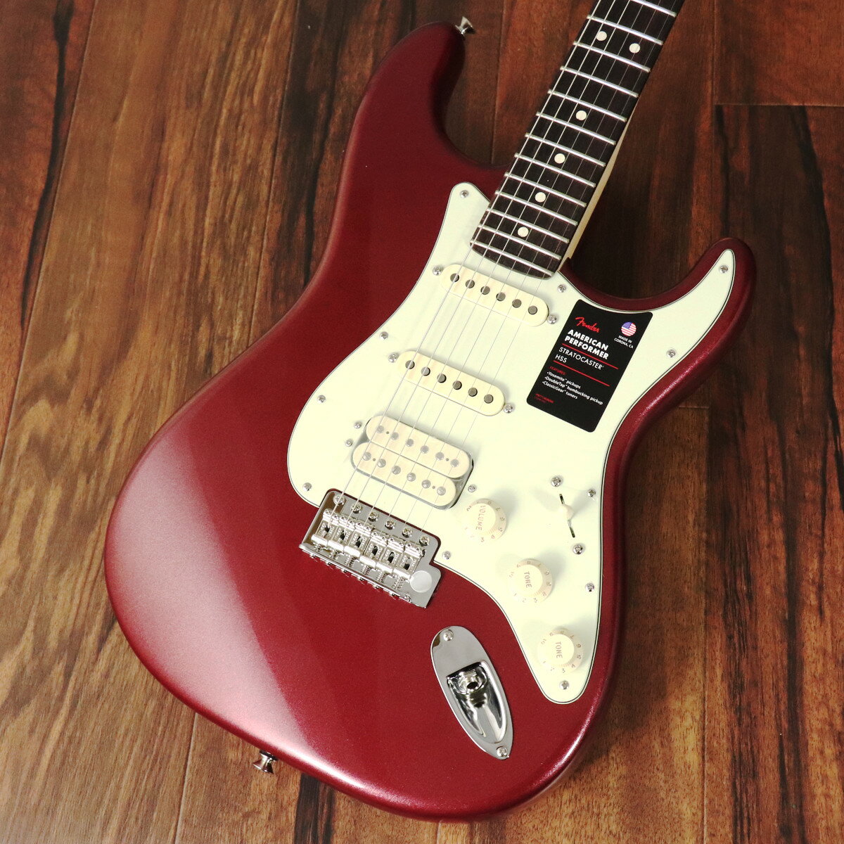 American Performer Stratocaster カリフォルニア州のコロナ工場で製造されるAmerican PerformerStratocaster HSS は、USA 製フェンダーならではのオーセンティックなトーンとフィーリングを提供し、DoubleTap(TM)ハムバッカーを搭載するなど、パフォーマンスにインスピレーションを与えるモダンスペックを随所にフィーチャーしています。 本モデルは、American Performer シリーズのために特別に開発された、リッチで表情豊かなトーンを奏でるYosemite (TM)シングルコイルピックアップと、DoubleTap ハムバッカーを搭載しています。特許出願中のピックアップデザインは、シングルコイルモード時のボリュームロスを防ぎ、両ピックアップのコンビネーションでダイナミックなサウンドを奏でます。Yosemite(TM)ピックアップは高出力を実現する面取りのないポールピースのスタッガード仕様となっており、ピックアップをシェラック溶液でポッティングすることでフィードバックを効果的に抑制します。 またAmerican Performer Stratocaster HSS はトーンを絞った際に低域も同時に適量アッテネートすることで音の濁りを防ぐGreasebucket (TM)トーンサーキットと、DoubleTap ハムバッカーを有効にするプッシュ／プルコントロールを搭載。9.5 インチラジアス指板のModern C シェイプネックには22 本のジャンボフレットを装備し、スムーズかつ正確なベンディングが行えます。 ■付属品：ギグケース、メーカー正規保証書、トレモロアーム 主な仕様 Body Material AlderBody Finish GlossBody Shape Stratocaster(R)Neck Material MapleNeck Finish Satin UrethaneNeck Shape Modern "C"Scale Length 25.5" (648 mm)Fingerboard Material RosewoodFingerboard Radius 9.5" (241 mm)Number of Frets 22Fret Size JumboNut Material Synthetic BoneNut Width 1.685" (42.8 mm)Position Inlays Black DotsTruss Rod StandardTruss Rod Nut 1/8" American SeriesBridge Pickup DoubleTap(TM) HumbuckingMiddle Pickup Yosemite (TM) Single-Coil StratocasterNeck Pickup Yosemite(TM) Single-Coil StratocasterControls Master Volume, Tone 1. (Neck & Middle Pickup), Tone 2. Greasebucket (TM) Tone Circuit (Bridge Pickup)Switching 5-Position Blade: Postion 1. Bridge Humbucking Pickup; Position 2. Middle Pickup and Bridge Humbucking Pickup; Position 3. Middle Pickup; Position 4. Neck and Middle Pickup; Position 5. Neck PickupConfiguration HSSSpecial Electronics Push-Pull Pot On Tone 2 for Coil-SplitBridge 6-Saddle Vintage-Style Synchronized TremoloHardware Finish Nickel/Chrome ■保証:2年 ◆重量：3.71kgJAN:0885978952687