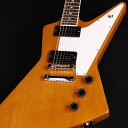 70sエクスプローラーの新色がラインアップに加わりました！1958年に発表されたGibson Explorerは発売当初は大成功とは言えませんでしたが、年月が経つにつれてギタリストたちはこのモデルを見直し、このモデルの魅力を発見しました。1970年代にはその未来的なシェイプとパワフルなサウンドがロッカーたちに受け入れられ始めて、その後も特にHR/HMシーンではこのモデルの本領が発揮され、その時代の数々の偉大なプレイヤーによって使用されました。新たにリリースされる70s Explorerは、アイコニックで近未来的なシェイプのマホガニーBodyに、バインディングが施されたローズウッド指板、スリムテーパーのマホガニーNeck。ピックアップにはオープンドの70sトリビュートハムバッカーを2基搭載、オレンジドロップコンデンサーと共にハンドワイヤード配線されています。どんなアリーナ・ステージでもロックできるギターとなっています。Made in USA 新品、正規輸入品です。■ご購入後、同梱されるユーザー登録カードに必要事項をご記入の上、15日以内にギブソン・ジャパンへご郵送ください。ユーザー登録したご本人様に限り、メーカー規定の故障に対して無期限での保証が提供されます。■シリアル : 222930067■重量 : 3.45 kg■JAN : 4570155995897■付属品:ハードケース、Gibsonユーザー登録カード 製品仕様 Body ShapeDesignerBody MaterialMahoganyFinishGloss Nitrocellulose LacquerNeck MaterialMahoganyProfileSlim TaperNut Width1.695"Fingerboard MaterialRosewoodScale Length24.75"Number Of Frets22Nut MaterialGraph TechInlaysAcrylic DotsBridgeAluminum Nashville Tune-O-MaticTailpieceAluminum Stop BarControl KnobsBlack Top Hats with Silver ReflectorTuning MachinesGrover Rotomatics w/ Kidney ButtonsPlatingChromeNeck Pickup70s TributeBridge Pickup70s TributeControls2 Volumes, 1 Tone & Toggle Switch &#40;Hand-wired with Orange Drop Capacitors&#41;